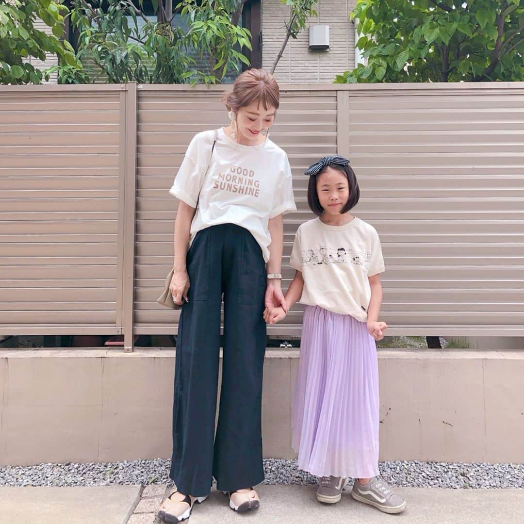 Kikuno Sayumiさんのインスタグラム写真 - (Kikuno SayumiInstagram)「〻Tshirt code〻 ・ ・ ・ #親子コーデ 𓍯 ・ 私の @holidayandholiday_official のTシャツはブラウンのロゴにTを探してて見つけたもの✧*めっちゃお気に入り♡♡ ・ 袖を2回ロールアップするとバランス良い◎ ・ #リネンパンツ は @reca.rakuten のもの。シルエットがキレイで足が真っ直ぐ見えるよ！ ・ ゴムだからウエスト締まった！ ・ ・ 娘コーデは @fith_official の#PEANUTS コラボのTシャツが可愛すぎて😍 ・ カチューシャは @eveimportstore のもの。これ大きめのリボンが可愛くて着けやすくて親子でお気に入り♡ ・ ・ ・ 👩 tops▶ @holidayandholiday_official bottoms▶ @reca.rakuten bag▶ @wyou_star0509 shoes▶ @nike ・ 👧 tops▶ @fith_official bottoms▶ @globalwork_official hair accessory▶ @eveimportstore ・ ・ ・ #ファッション#コーデ#fashion#ママ#ママコーデ#ponte_fashion #プチプラコーデ#大人カジュアル#ヘアアレンジ#大人可愛い#ジユジョ#シンプルコーデ#夏コーデ#マタニティコーデ #親子リンクコーデ #ぷんにー#妊娠8ヶ月#ベージュコーデ#エアリフト#家族写真#reca#recaコーデ#エアリフトゴールド#あおちゃんコーデ」6月1日 9時57分 - sayumikikuno
