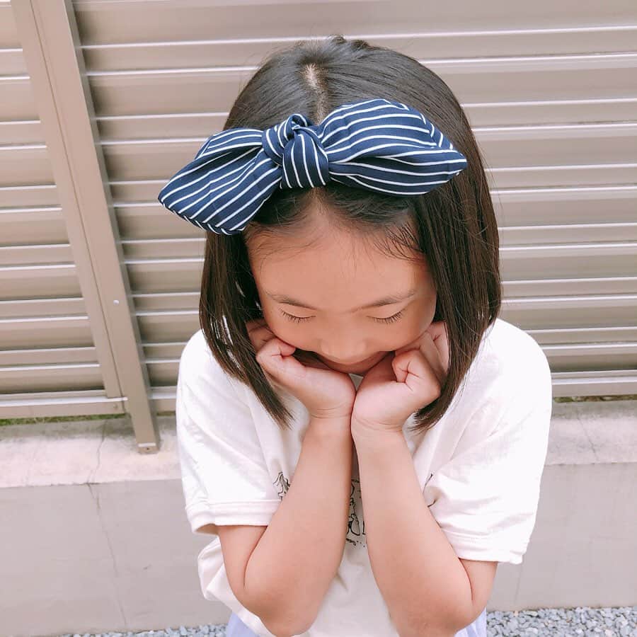 Kikuno Sayumiさんのインスタグラム写真 - (Kikuno SayumiInstagram)「〻Tshirt code〻 ・ ・ ・ #親子コーデ 𓍯 ・ 私の @holidayandholiday_official のTシャツはブラウンのロゴにTを探してて見つけたもの✧*めっちゃお気に入り♡♡ ・ 袖を2回ロールアップするとバランス良い◎ ・ #リネンパンツ は @reca.rakuten のもの。シルエットがキレイで足が真っ直ぐ見えるよ！ ・ ゴムだからウエスト締まった！ ・ ・ 娘コーデは @fith_official の#PEANUTS コラボのTシャツが可愛すぎて😍 ・ カチューシャは @eveimportstore のもの。これ大きめのリボンが可愛くて着けやすくて親子でお気に入り♡ ・ ・ ・ 👩 tops▶ @holidayandholiday_official bottoms▶ @reca.rakuten bag▶ @wyou_star0509 shoes▶ @nike ・ 👧 tops▶ @fith_official bottoms▶ @globalwork_official hair accessory▶ @eveimportstore ・ ・ ・ #ファッション#コーデ#fashion#ママ#ママコーデ#ponte_fashion #プチプラコーデ#大人カジュアル#ヘアアレンジ#大人可愛い#ジユジョ#シンプルコーデ#夏コーデ#マタニティコーデ #親子リンクコーデ #ぷんにー#妊娠8ヶ月#ベージュコーデ#エアリフト#家族写真#reca#recaコーデ#エアリフトゴールド#あおちゃんコーデ」6月1日 9時57分 - sayumikikuno