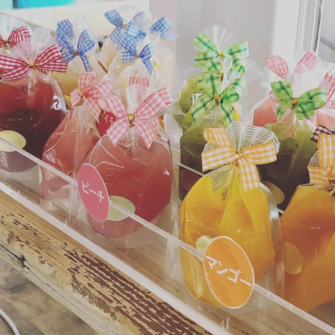 ケーキ&カフェ 海風堂のインスタグラム：「新しいギフトや焼き菓子が並びました‼️フルーツジュレは、焼き菓子と一緒にアソートも出来ます😊彩りも涼しげで綺麗なので、これからの季節にぜひ✨ #市川#海風堂#焼き菓子ギフト#ジュレ#リーフパイ始めました#フィナンシェのギフトも人気です」