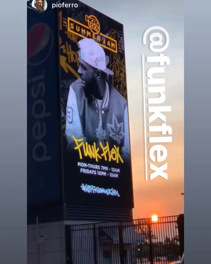ファンクマスター・フレックスのインスタグラム：「#Ad When I was a kid I would dream of blasting out the cars! Everyday at 7pm I live out all my dreams! Get that @Ciroc ready! Vid via: @pioferro !!!! Pio and @tttorrez all of us appreciate u guys passion, blood sweat and tears!!! #LivingMyDream」