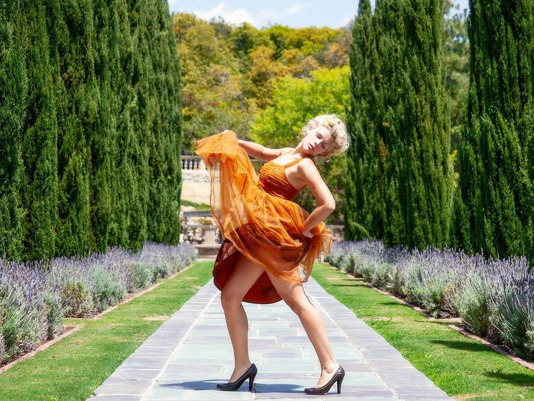 ビジー・フィリップスさんのインスタグラム写真 - (ビジー・フィリップスInstagram)「Go get your weekend. . (Another #fbf from the @thetylershields shoot in 2006🧡)」6月1日 10時05分 - busyphilipps