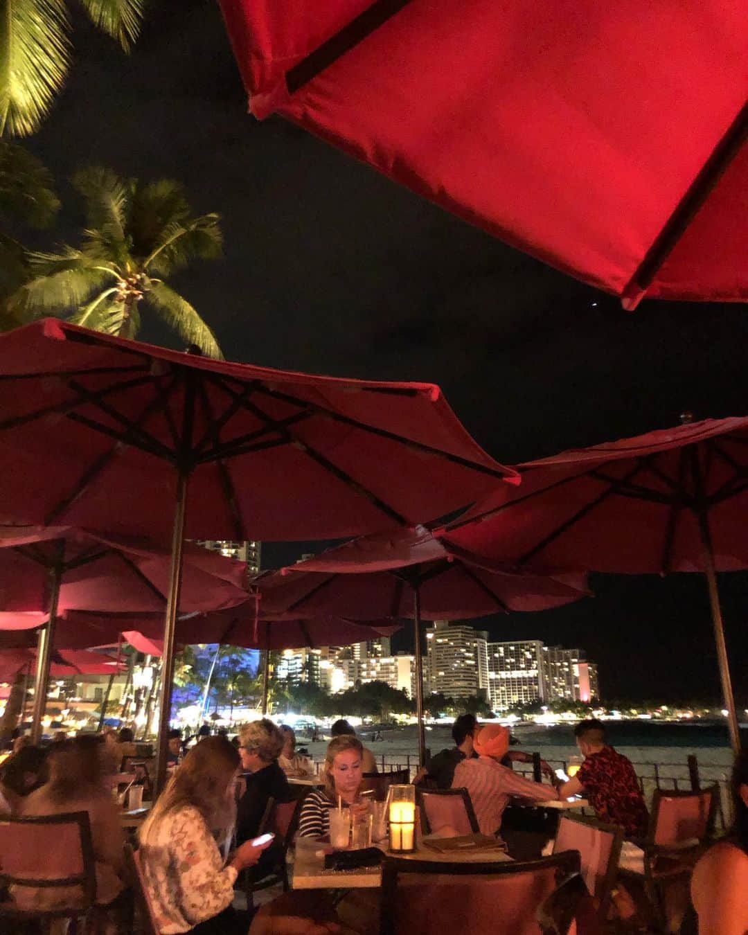 林弓束さんのインスタグラム写真 - (林弓束Instagram)「夜はやっぱりロイヤルハワイアンホテルの下のMAITAI bar💗 ピンクパラソルの下で素敵な夜景と星空みながら、おしゃれなカクテル飲むなんて、本当に幸せな時間です🍸💗 #yzktrip」6月1日 10時13分 - hayashiyuzuka