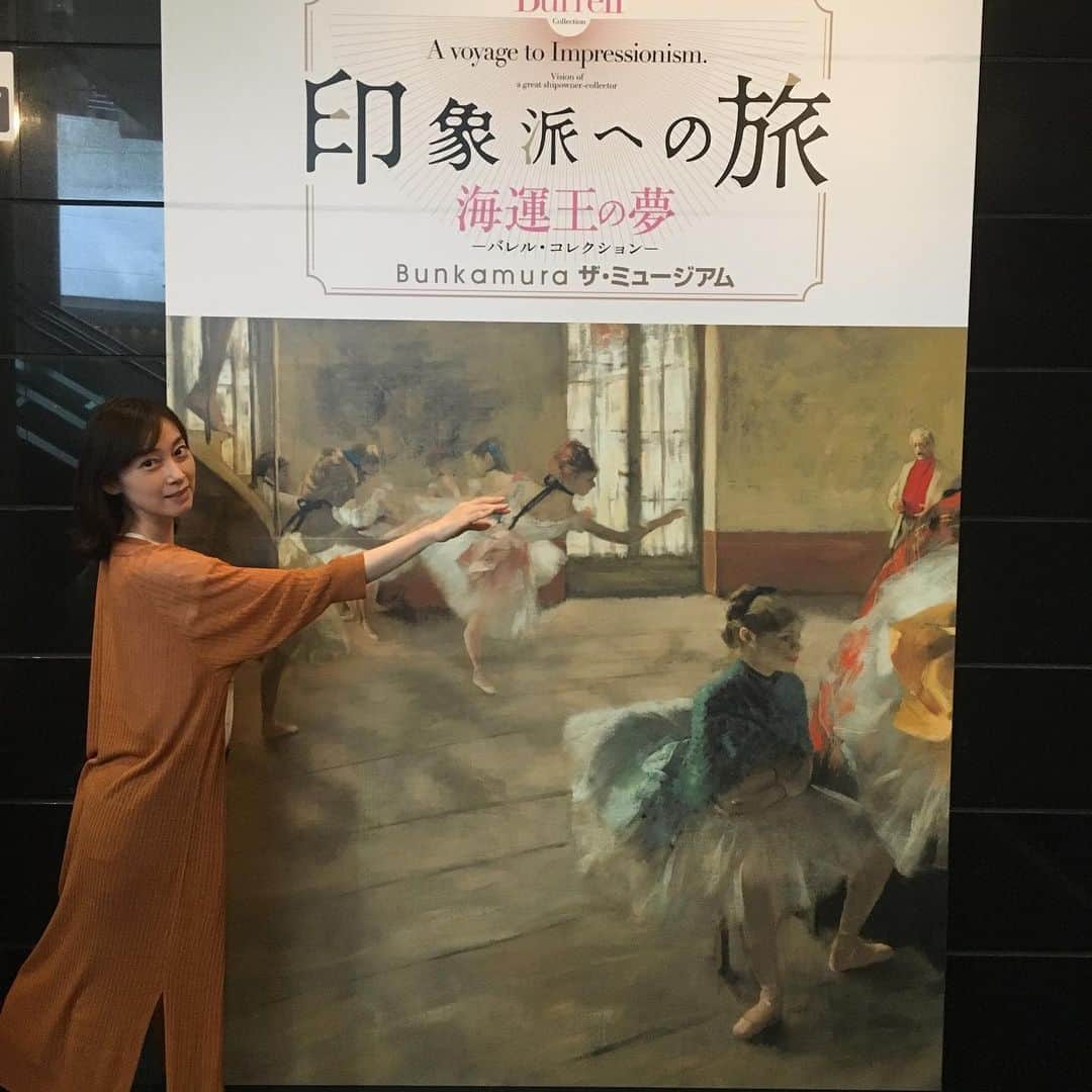小橋めぐみのインスタグラム：「印象派への旅  海運王の夢 バレルコレクション@Bunkamuraザ ミュージアム  船舶の売買で成功を収め、海運王と称されたバレルさんは、15歳から美術作品を収集し始める、筋金入りの美術コレクターでもありました。 彼の遺言は、「英国外に作品を持ち出さないこと」🙅‍♂️ ですが、色々あって、バレルコレクションは海をわたり、日本にやってきたそうです。だから今後はそう簡単に、国外に出ることはないだろう。 …という背景を知ると、更に観たくなるバレルコレクション。 特に注目なのが、ドガのリハーサル。 リハーサルが始まる前の踊り子たちの様子を生き生きと描いています。 衣装を身につけたり、振りを確認したり。。ドガの絵を観ていると、一瞬にして、バレエを習っていたあの頃に引き戻される。好きだなぁ！ 最後の写真は、カフェ ドゥマゴとのコラボ企画。 作品をイメージしたドリンクがいくつか。 私は迷わず、リハーサルにしました🍹 #印象派への旅 #edgardegas」