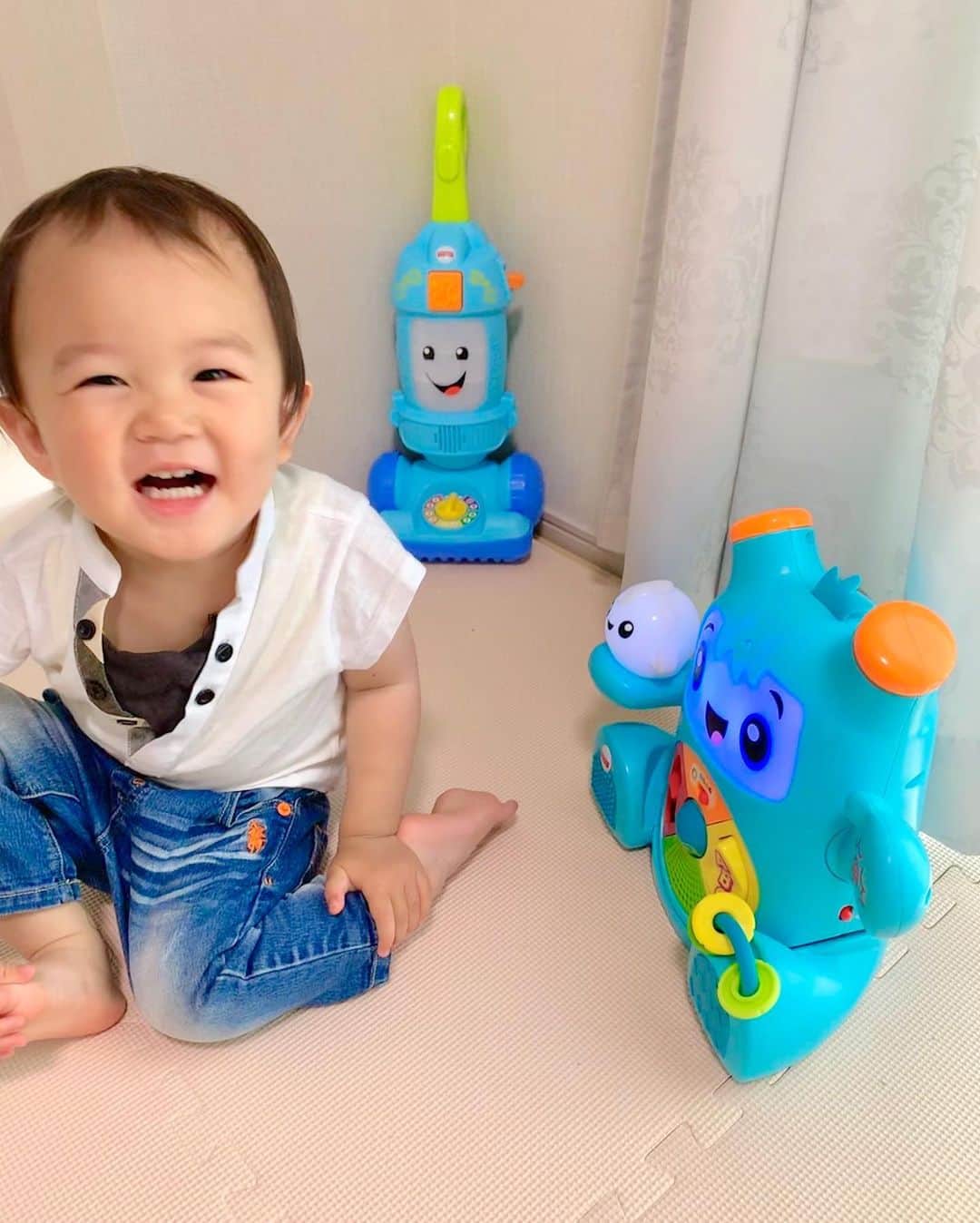 花田浩菜のインスタグラム：「気がつけばもう6月😳 #1歳8ヶ月 を迎え1週間ちょっと経った息子ですが、ゆっくり〜だった言葉も少しずつ増えてきて、最近は『car🚗』とか、『gogo!』とか『pen✏️』とか、超簡単な英単語も真似して喋るようになってきました🙋‍♀️（なのに『ママ』はまだ言えず私はパパと呼ばれている🤣🤣🤣） . . 家にはお下がり含め、バイリンガル系のおもちゃがたくさんあるのでそのおかげかな？最近のお気に入りのおもちゃの一つは#フィッシャープライス のおもちゃ達。日本語と英語でお喋りできる#バイリンガルロキット と#おしゃべりそうじき 🧹本物のように掃除機の音が流れたり、英語の音楽やおしゃべりもしてくれるので、洗濯干したりお掃除したりお花に水をやったりとお手伝いが大好きになった息子にはドツボなようで。 私が掃除している横で一緒にこれで遊んでいます❤️ . . #フィッシャープライス は#ジャンパルー で有名なので知っていたけれど、どのおもちゃも発達に合わせた興味があるものに英語で数や形、色などが学べたりおしゃべりしてくれたりするので、楽しく学べるおもちゃとして使えてプレゼントにもぴったり😊 . . 今、フィッシャープライス商品を購入してSNSに投稿すると、ママ・パパへの応援プレゼントとしてトラベルギフト3万円分などが抽選で当たる『#ママにもいいこと 』キャンペーンをやっています✨ . 詳しくはこちら→https://mattel-cp.jp/fisher_price/campaign2019/ . . #ママにもいいこと #フィッシャープライス #育児 #おもちゃ #PR #1歳8ヶ月 #赤ちゃん #赤ちゃんのいる生活  #ベビー用品 #子育て #プレゼントキャンペーン #成長記録 #男の子ママ #ママライフ #育児日記  #ママリ #mamari #FisherPrice #ig_oyabakabu #l4l #happy #happydays」