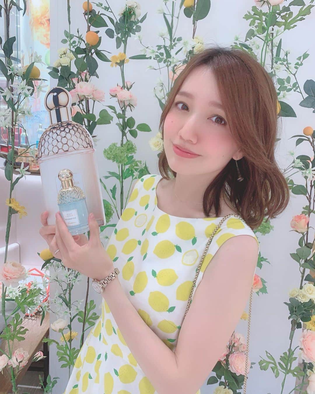 赤松麻里菜さんのインスタグラム写真 - (赤松麻里菜Instagram)「先日の大人のスキンケアセミナーですっかり#guerlain @guerlainjp のファンになってしまった私🥰🐝 今日から#東急プラザ銀座 で開催されているゲランの#フレグランス イベントへ行って来ました🍐✨ ・ 今年20周年を迎えるフレグランス「#アクアアレゴリア 」🍋 イベントでは新しく加わった#ジンジャーピカンテ と#ココナッツフィズ の2つの香りを体験✌️💕 その後iPadで自分に合った#香り診断 をして頂きました😍 ・ 全12種類の中から選ばれたのはココナッツフィズ🥥✨ 南国の海辺でココナッツジュースを飲んでいるような甘い香りでした🥰🌴 ココナッツの香りもリゾートも大好きな私にぴったり😍🐠 ・ 6/16まで東急プラザ銀座の#集英社flagshop で開催しているみたいなので、ぜひ香り診断🍈しに行ってみて下さいね🙌💕 #ゲラン #香水 @tokyuplazaginzaofficial #銀座 #hinkarinka @hinkarinka_official @shueisha_flagshop #ジンジャー #ココナッツ」6月1日 10時25分 - marigram0726