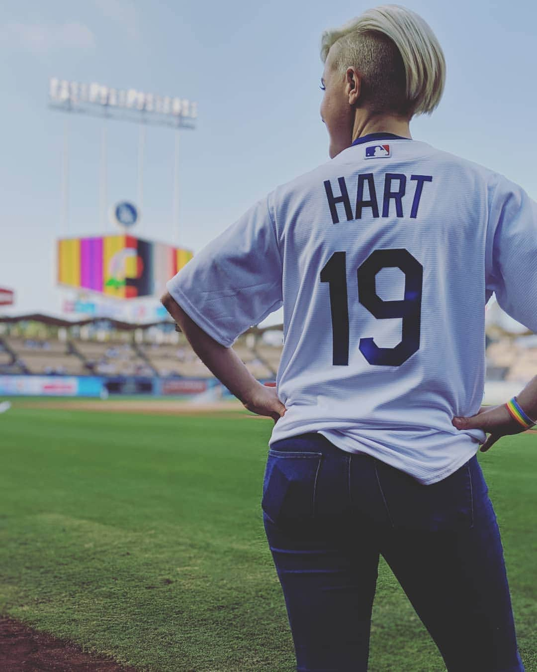 ハナー・ハートさんのインスタグラム写真 - (ハナー・ハートInstagram)「We love teams that celebrate ALL players! #lgbtqnight #queerfashion #sports」6月1日 10時25分 - harto