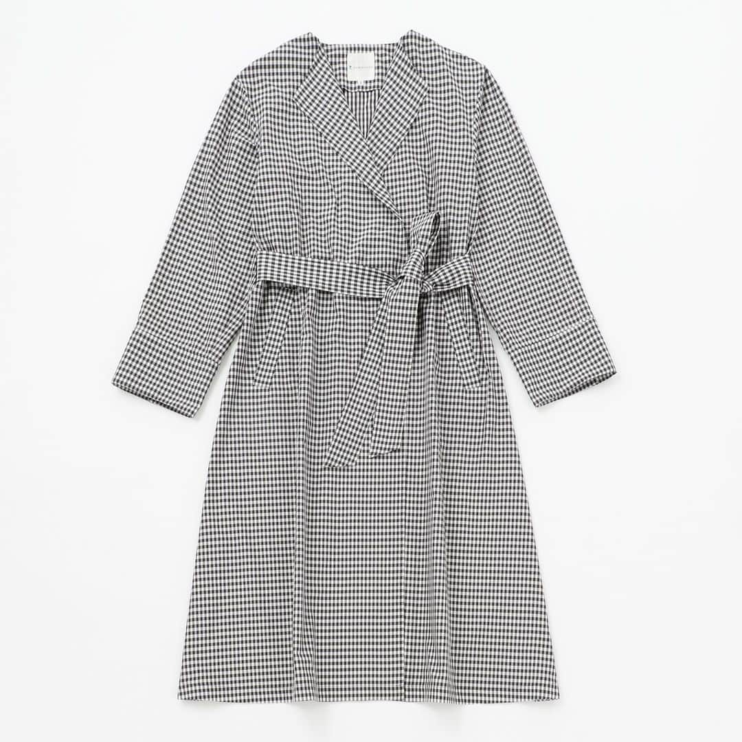 kumikyokuさんのインスタグラム写真 - (kumikyokuInstagram)「.﻿ 美シルエットのコートは、撥水なのに軽く滑らかで快適な着心地です。Tシャツとスカートはご自宅でのお洗濯が可能。ブーツは浸水防止仕様で晴雨兼用仕様です。﻿ coat(CM0002)¥22,000	﻿ cut&sewn(KK0030)¥6,900	﻿ skirt(SK6004)¥15,000	﻿ belt(YR0401)¥6,900	﻿ umbrella(ZZ0500)¥8,900	﻿ shoes(SE0201)¥9,800 ﻿ ﻿ styling -cinema look-﻿ >>プロフィールURLからstyling bookをチェック﻿ ﻿ #組曲 #kumikyoku #シェルブールの雨傘 #フレンチカジュアル #撥水 #撥水コート #ロゴt #洗える #着心地抜群 #ギンガムチェック #lesparapluiesdecherbourg #cinemalook #シェルブールの雨傘 #傘 #晴雨兼用 #梅雨コーデ #新作 #stylingbook」6月1日 10時29分 - kumikyoku_jp