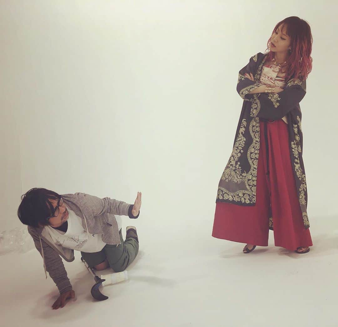 LiSAさんのインスタグラム写真 - (LiSAInstagram)「７月３日発売の「紅蓮華」MVが公開されました。 シンプルだからこそ、みんなの力全てが映し出される映像になりました。攻めてる。本当かっこいい。 監督、#フカツマサカズ さん、ありがとうございました。 #LiSA  #紅蓮華 #監督骨折れてる  #ヤンキープレイ」6月1日 10時29分 - xlisa_olivex