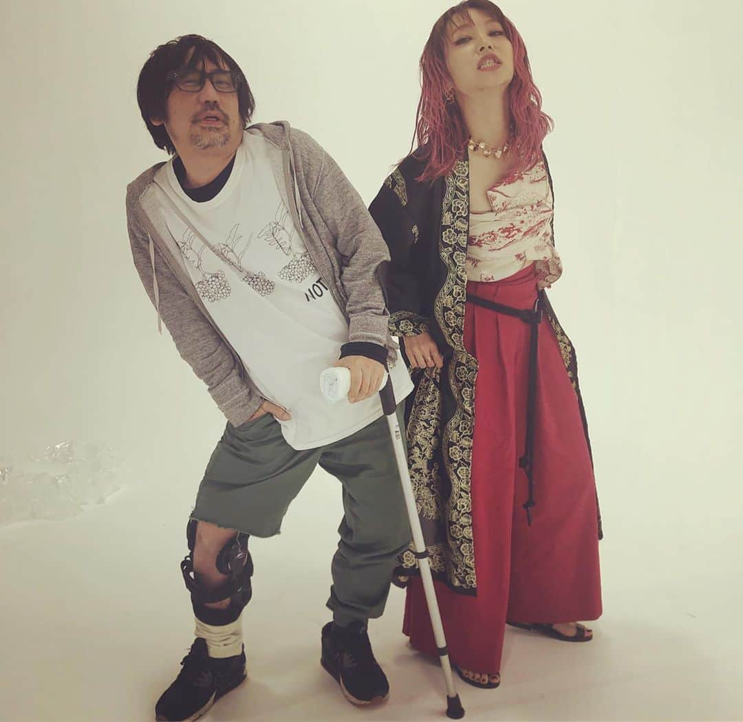 LiSAさんのインスタグラム写真 - (LiSAInstagram)「７月３日発売の「紅蓮華」MVが公開されました。 シンプルだからこそ、みんなの力全てが映し出される映像になりました。攻めてる。本当かっこいい。 監督、#フカツマサカズ さん、ありがとうございました。 #LiSA  #紅蓮華 #監督骨折れてる  #ヤンキープレイ」6月1日 10時29分 - xlisa_olivex