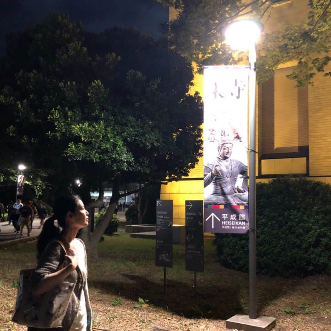睦さんのインスタグラム写真 - (睦Instagram)「行ってきました、 東京国立博物館・平成館の 特別展。  国宝 東寺ー空海の仏像曼荼羅。  遅めの時間に行きましたが、 たくさんの人！  帝釈天騎象像のみ 撮影OK。  それでも、 仏像を360度観れる 展示の仕方に 有り難みを感じられました。  曼荼羅の意味も知れて、 唸るばかり。  実は、その前に 友人がオススメしてくれた 南インド料理店で 腹ごしらえしてから 向かったんです。  インド繋がり ⁉︎ 笑  上野公園も、 博物館の中でも かなり歩いたので、 食べてから行って 正解でした。  観賞後は、 上野公園内の スタバでクールダウン。  外も気持ちいい風で ほんと、いい季節。  いい時間でしたぁ。  #上野  #上野公園  #東京国立博物館  #平成館  #ueno  #国宝  #東寺  #特別展  #空海と仏像曼荼羅  #空海  #仏像 #曼荼羅  #tokyonationalmuseum  #uenopark  #kukai  #temple  #mandala  #sculpture  #toji  #立体曼荼羅  #360modena  #マンダラ  #treasures  #ssw  #lyricst  #作詞家  #model  #モデル  #井上睦都実  #睦」6月1日 10時37分 - mutsumi1220
