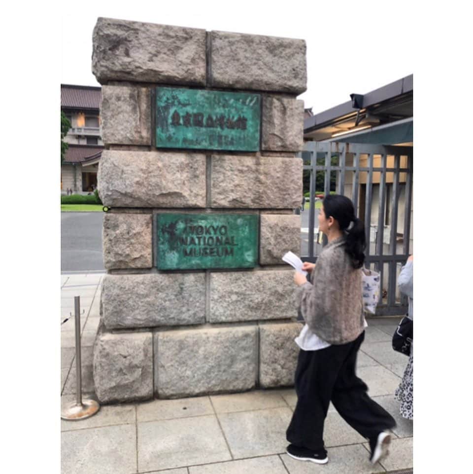 睦のインスタグラム：「行ってきました、 東京国立博物館・平成館の 特別展。  国宝 東寺ー空海の仏像曼荼羅。  遅めの時間に行きましたが、 たくさんの人！  帝釈天騎象像のみ 撮影OK。  それでも、 仏像を360度観れる 展示の仕方に 有り難みを感じられました。  曼荼羅の意味も知れて、 唸るばかり。  実は、その前に 友人がオススメしてくれた 南インド料理店で 腹ごしらえしてから 向かったんです。  インド繋がり ⁉︎ 笑  上野公園も、 博物館の中でも かなり歩いたので、 食べてから行って 正解でした。  観賞後は、 上野公園内の スタバでクールダウン。  外も気持ちいい風で ほんと、いい季節。  いい時間でしたぁ。  #上野  #上野公園  #東京国立博物館  #平成館  #ueno  #国宝  #東寺  #特別展  #空海と仏像曼荼羅  #空海  #仏像 #曼荼羅  #tokyonationalmuseum  #uenopark  #kukai  #temple  #mandala  #sculpture  #toji  #立体曼荼羅  #360modena  #マンダラ  #treasures  #ssw  #lyricst  #作詞家  #model  #モデル  #井上睦都実  #睦」