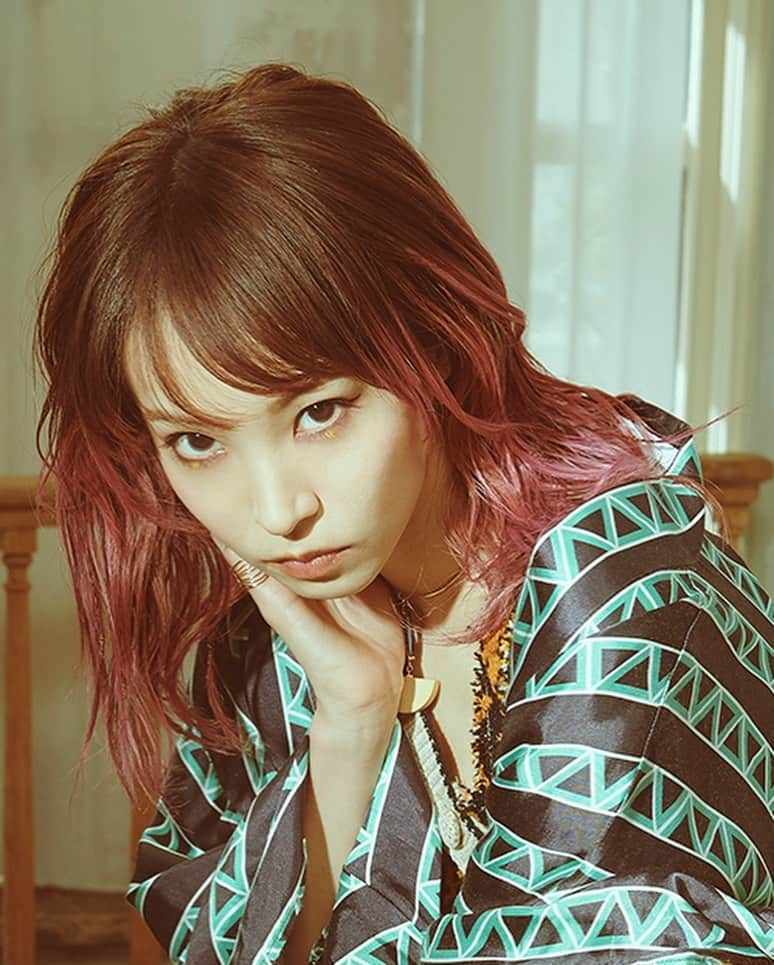 LiSAさんのインスタグラム写真 - (LiSAInstagram)「７月３日発売「紅蓮華」のCDジャケット写真とアーティスト写真が公開されましたっ☻HPも紅蓮華仕様になりましたっ\( ¨̮ )/中野さん @hirohisanakano ありがとうございましたっ☻♡⃛ #LiSA #紅蓮華 #中野さんと私はいつも打ち合わせしたみたいに服装のモードが同じ」6月1日 10時39分 - xlisa_olivex