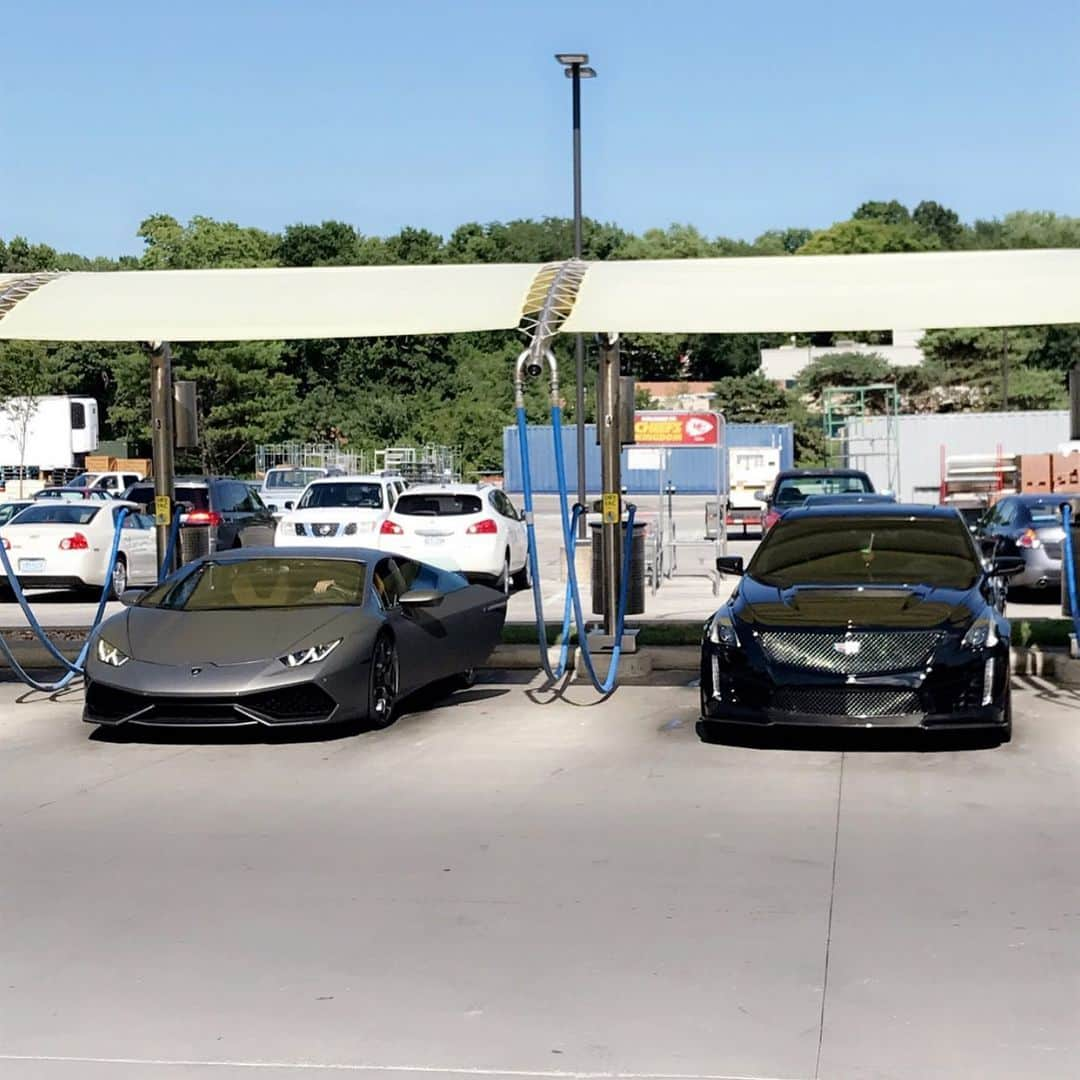 CarsWithoutLimitsさんのインスタグラム写真 - (CarsWithoutLimitsInstagram)「Two different but powerful cars 💣 Photo @syed.ctsv  Owner @syed.ctsv  #carswithoutlimits #lamborghini #huracan #cadillac #ctsv」6月1日 10時40分 - carswithoutlimits