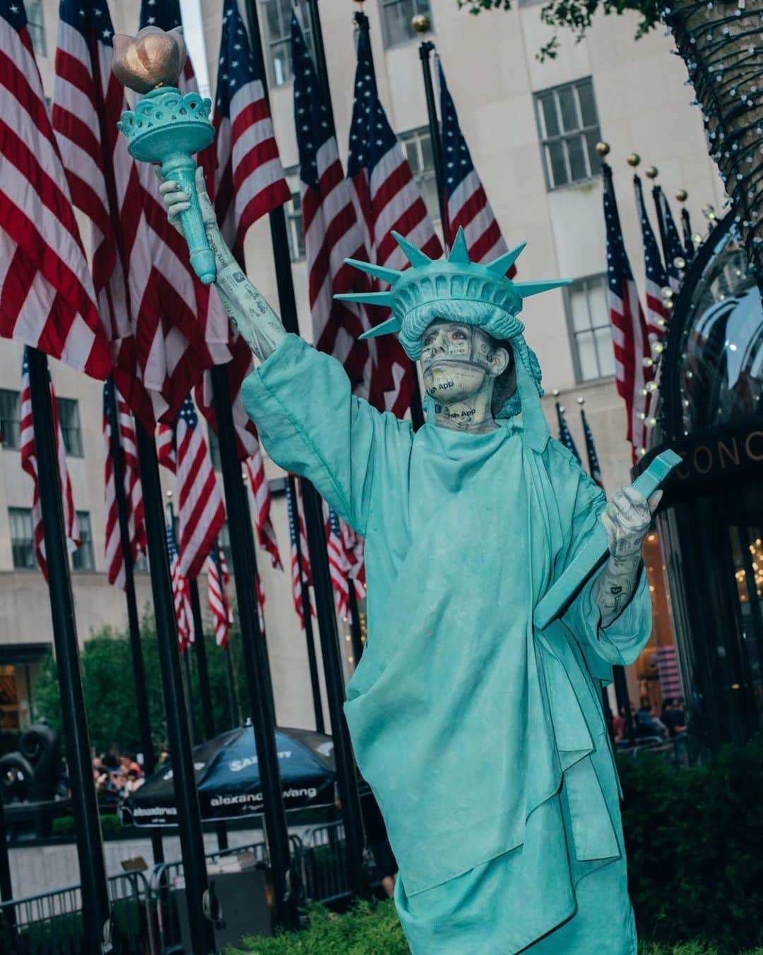 アレキサンダー・ワンのインスタグラム：「Lady Liberty greets guests at the #Collection12020 runway show, the first show to be held at Rockefeller Center. ⠀⠀⠀⠀⠀⠀⠀⠀⠀ Photo by @timothysean.」