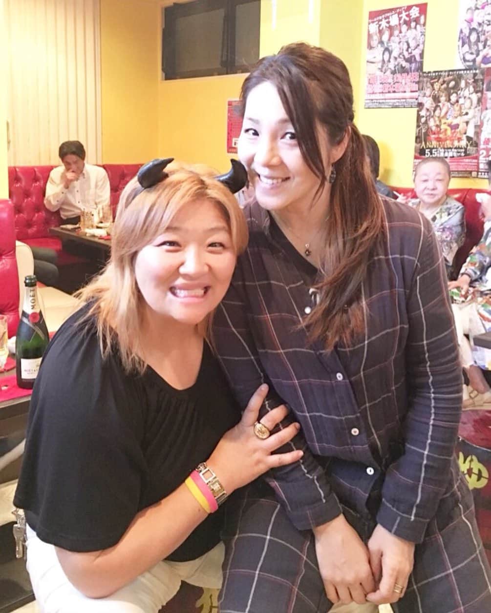 井上貴子のインスタグラム：「W井上だよー^ ^  昨日 マネージャー田口氏のお店で 美味しいごはんを たくさん食べて！！ そのあと きょんPのお店「あかゆ」へ^ ^  きょんPの言葉で過ごした青春時代（笑）  言葉の端々にケラケラ 笑い転げてしまう！  笑いの魔術師ーー🤣  たのしかった^ ^  ジャガーさんにもお逢い出来たよー^ ^  明日は後楽園ホールで 才木玲佳選手と試合！！！ がんばろーーーん^ ^  Happyで^ ^  #井上貴子  #LLPWX #女子プロレス #紅緒と柊音 #井上京子 #W井上 #武蔵小山あかゆ」