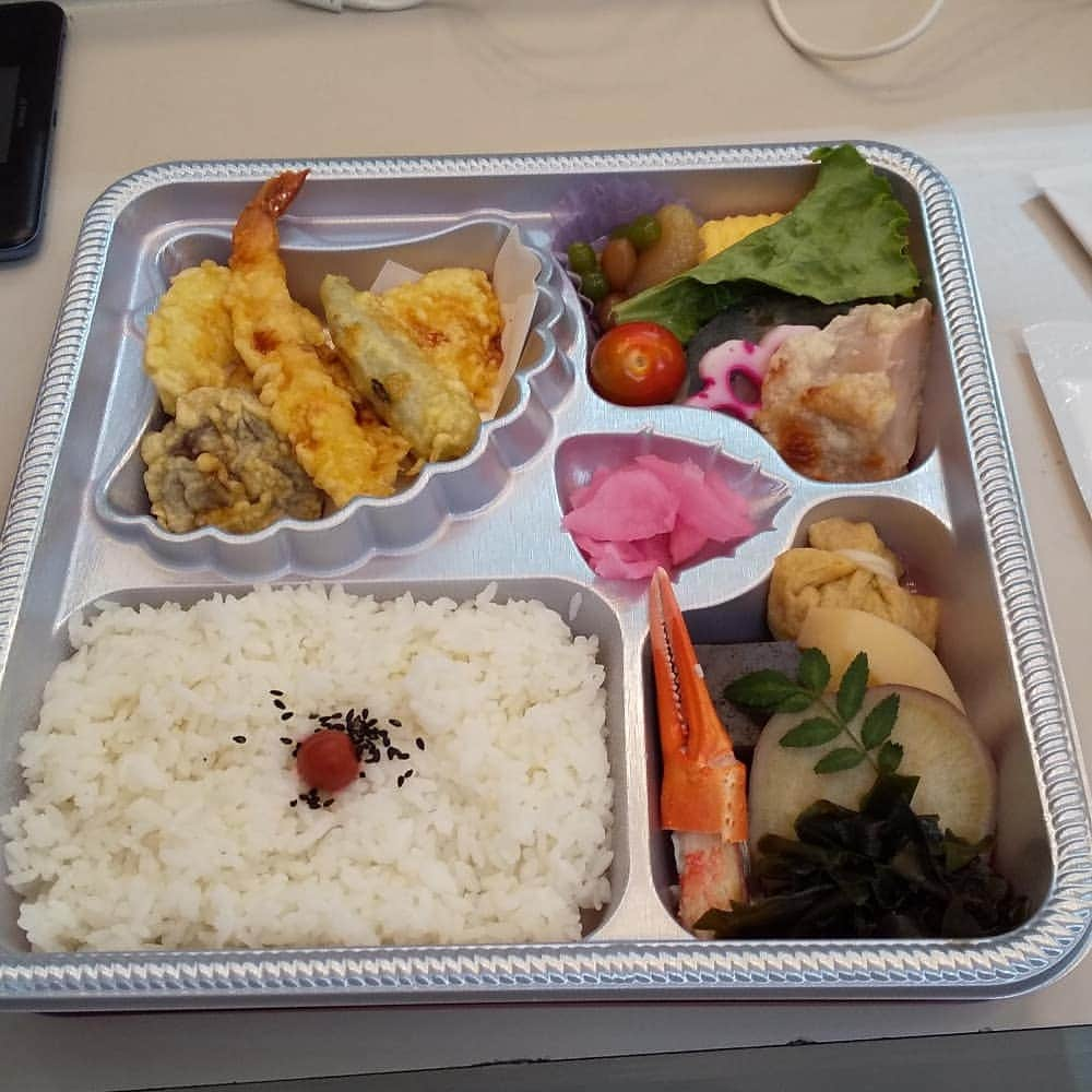 五十嵐サキさんのインスタグラム写真 - (五十嵐サキInstagram)「明石なう😄🍀 #腹ペコ #お弁当 食べてるなう」6月1日 10時51分 - saki_igarashi