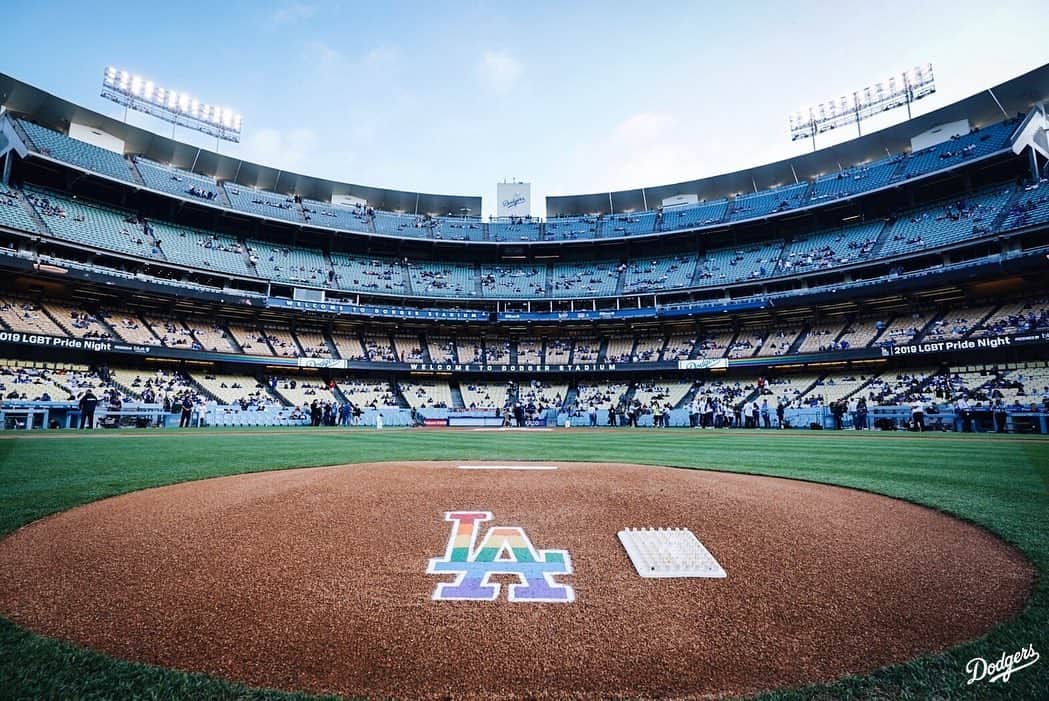 Los Angeles Dodgersさんのインスタグラム写真 - (Los Angeles DodgersInstagram)「The mound is ready. #LGBTNight」6月1日 10時53分 - dodgers