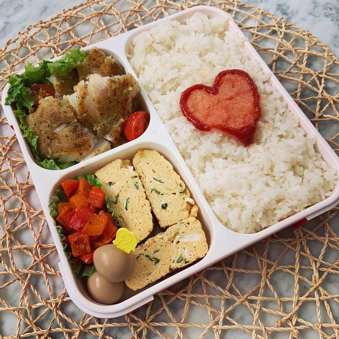 本田しおりのインスタグラム：「#今日のお弁当  #真鱈のムニエル（半分に切ったら形崩れた🥺） #かいわれ大根入りポン酢出汁巻卵#パプリカとベーコンのトリュフバタートマトソテー#煮うずら  #お弁当 #本田弁当 #旦那さん弁当 #神ちゃん弁当 #神弁」