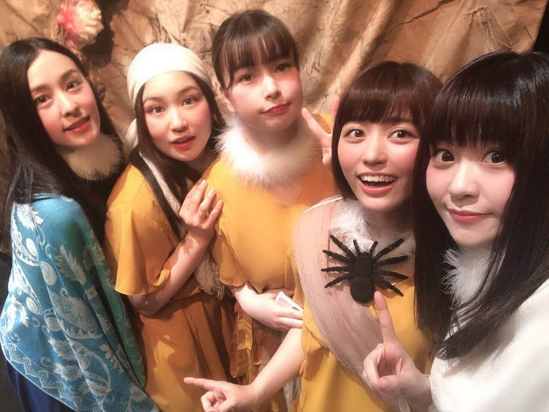 若松春奈さんのインスタグラム写真 - (若松春奈Instagram)「＃ブレーメンの音楽隊 終幕♡♡ こんなにも愛に溢れていてこんなにも人柄がいい人が集まることなんて そうそうないのではないかとおもうほどめちゃくちゃみんながみんなのことを思いやれる人達の集まりでした。  連日稽古の後はみんなが残って自主練をし、次の稽古にもっていく。 話し合いもたくさんして、、 あーなんて素敵なんだろう。 でもそれは臨王さんの根の明るさや人柄のおかげなのだなと思いました。必ず導いてくれて必ず答えてくれる。臨王さんの初演出は初めてと思えないほどに素敵で綺麗で幸せで。トリとしてこうして参加させてもらえたことほんとに嬉しく思います。そして設定にも書いてある通り "少女という年齢はとうに過ぎているが、どこか幼く見える。"というトリの設定をみて今年こういうのができるのが最後かもしれないと思いました。ほんとに20代最後にステキな演者の皆様と、演出の臨王さんと、そしてスペースノイドの皆様とお仕事できたことを幸せに思います。。♡ シタチノカイギの稽古が始まります。さ、覚えよう！！！！笑  次へ進みます。  ご来場いただいた皆様ほんとに連日猛暑の中ありがとうございました😊💓今回面会では声が出なくなったり初めてのことだらけなことも起きて改めていまの自分の力を知りました。まだまだあまい。 皆様が誇りに思える女優になれるように走りぬきます。 ありがとう、日頃の声援がほんとに力になります。 だいすきです。」6月1日 10時54分 - wakamatsuharuna