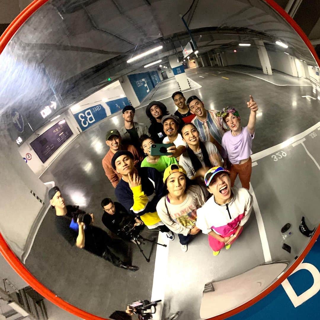 ショーン・エバリストのインスタグラム：「Movement is a way to make connections. I’m thankful for this one right here, so much love for these friends. Thank you to the everyone in the photo for lifting me up by just by being around you💛 Group brought to you by 👥 @patcruz & @larkinpoynton 🗣CitizensOfTheWorld!!👊🏽 Taken place during: @arenadancecomp by @kinjaz @sinostage . . . . . . 10pm rehearsals and 1am video shoot. Lost in the mall, locked out of rooms, running over paint, inhaling chemically filled air. Ahh super worth it all. I haven’t done anything like this in a while, it was a good feeling to reconnect to it. Btw, Pat and Larkin your choreo is hella difficult. Haha I tried not to stress but I couldn’t help it! Thanks for being patient with me haha」
