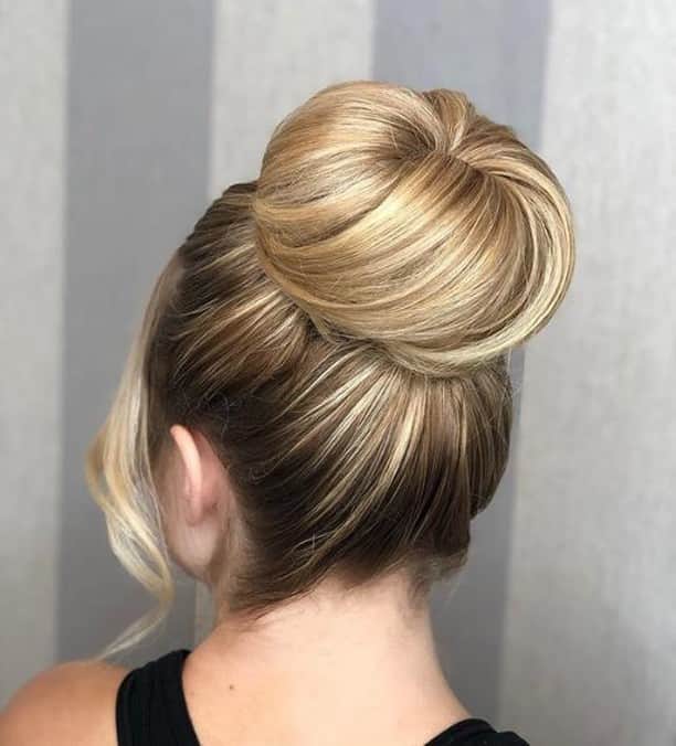 CosmoProf Beautyさんのインスタグラム写真 - (CosmoProf BeautyInstagram)「Our #LTCawards Ready #hairoftheday goes to @jeaneane_moreno_hairstylist for this larger than life bun styled with @biolage Blow-dry Glotion, @matrix High Amplify Wonder Boost and #matrix Style Fixer Finishing Spray --- 👇 Rules Below!👇 1️⃣Tag your photo #LTCready #cosmoprofbeauty #licensedtocreate 2️⃣Show us your red carpet ready, high-fashion style against an uncluttered background (bonus points if you incorporate our black & gold colors)✨ 3️⃣Mention any products used to color or style the hair --- #repost #jeaneane_moreno_hairstylist #redcarpetlook #ltcawardsglam #redcarpetglam」6月1日 11時00分 - cosmoprofbeauty