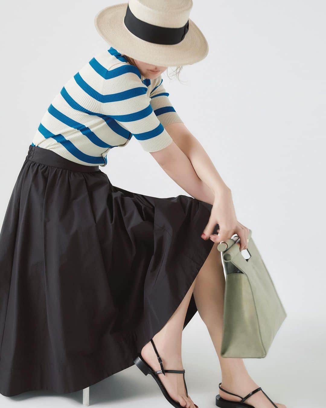 Oggi編集部さんのインスタグラム写真 - (Oggi編集部Instagram)「人気スタイリスト金子綾さんが、今いちばん気になるベーシックアイテムセレクトし、その着こなしを紹介する連載「My Best Basic」。今月の主役は、ドレステリアの黒のフレアスカートです。艶のあるハリのある素材、ドラマティックなフレアなシルエット、華奢な足首がきれい見える短すぎず長すぎずの丈感が心惹かれたポイントなんだとか。定番のボーダーの合わせる着こなしひとつでも、金子さんが提案するスタイルには、発見がたくさんあり、すぐにでもマネしたくなる素敵さがありますよね✨ こちらのほかにもあと2コーディネートご紹介しているので、ぜひ本誌でご確認ください💓 5月号、6月号と、ご紹介した商品への問い合わせがとにかく多い、と嬉しいご報告もいただいてます！ このフレアスカートが気になった方も、早めの行動をオススメします〜🙆‍♀️ #oggi #oggi7月号 #金子綾 #スタイリスト #fashion #dressterior #ドレステリア #フレアスカート #coordinate #」6月1日 11時09分 - oggi_mag