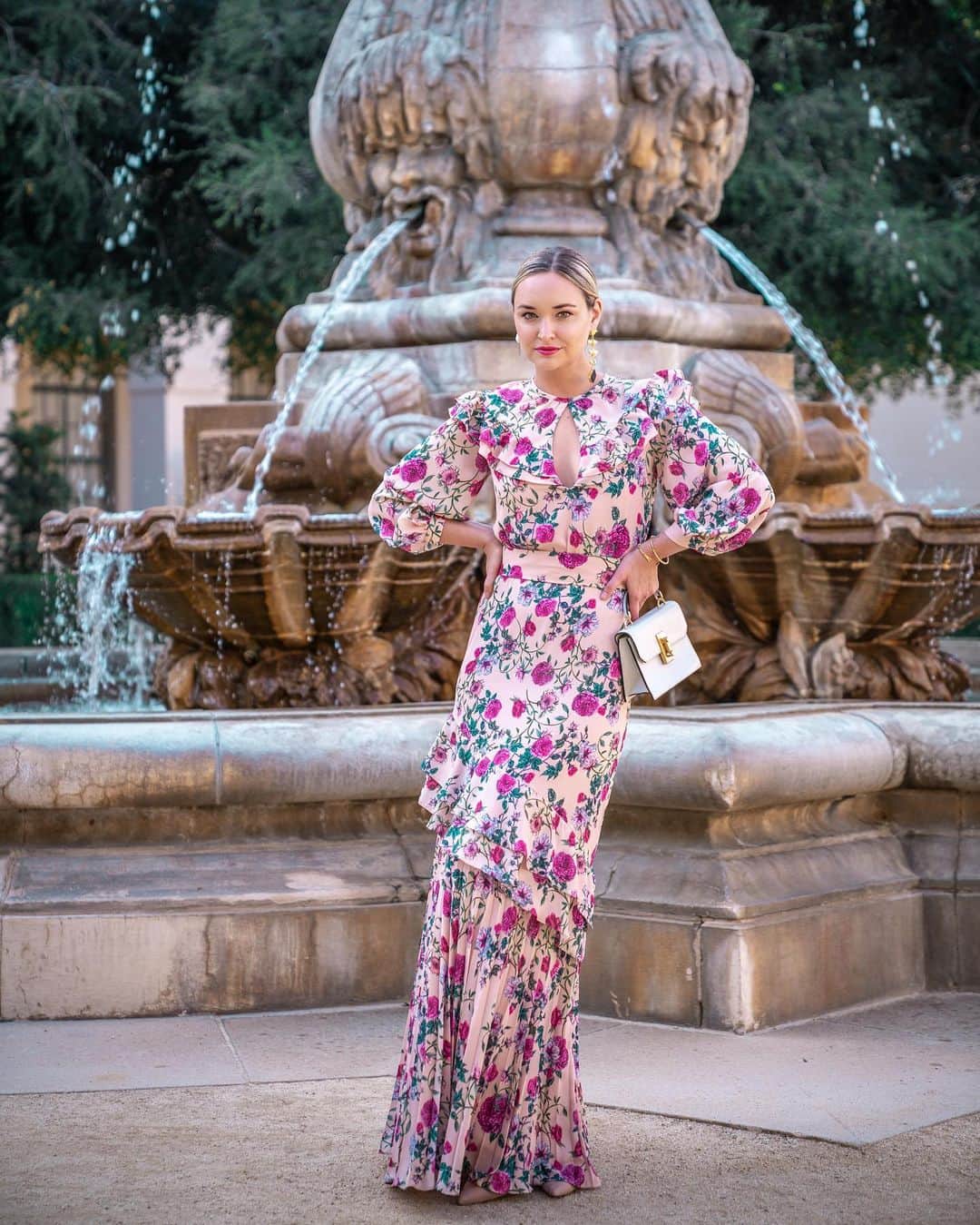 リズ・チェルカソワのインスタグラム：「A beautiful dress and nowhere to go. Sam is off on a work trip so I’m home alone trying on all of my new dresses and hoping someone invites me somewhere fancy 💃🏼」