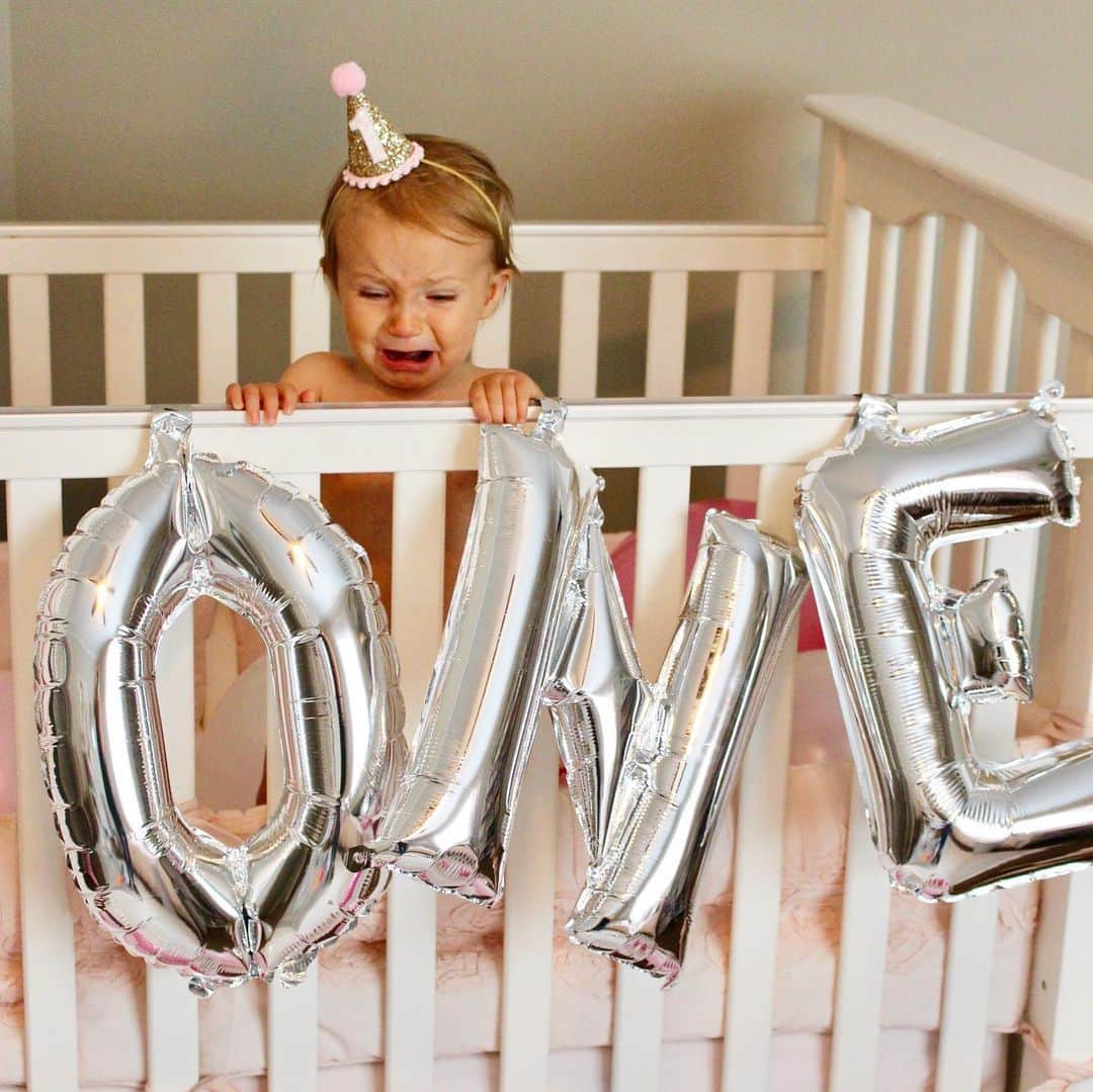 のインスタグラム：「It’s someone’s BIG day! 💕How are you already one my sweet daughter??! Time-please please slow down!  I am constantly pinching myself, often times still in disbelief that God chose me to be your mommy...but man oh man, i couldn’t feel more blessed with each and every precious moment with you! Thank you for changing my life for the best and giving me the fullest heart! I love you so! #itsmypartyicancryifiwantto #firstbirthday #notthrilledaboutthepicturetaking」
