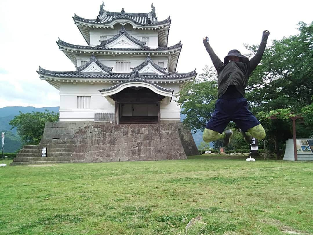 ぢゃいこさんのインスタグラム写真 - (ぢゃいこInstagram)「石鎚登山 (標高1,982㍍) で 筋肉痛にならずに、宇和島城の石段ダッシュと 松山城の坂道ダッシュで筋肉痛になった。 んな、アホな!!!!! 運動量が違いすぎるやろ｡笑 そして、新日本プロレス観て、大きな身体になりたい欲が さらに高まった！ 今年中にプラス10キロが目標✨💪 今でプラス３キロ。 まだまだや。。 バルクアップむずい!!!!!!!! #石鎚山　#松山城　#宇和島城 #新日本プロレス　#プロレス観戦 #トレーニング　#バルクアップ #愛媛　#松山　#宇和島　#愛媛帰省」6月1日 11時06分 - dyaimeshi