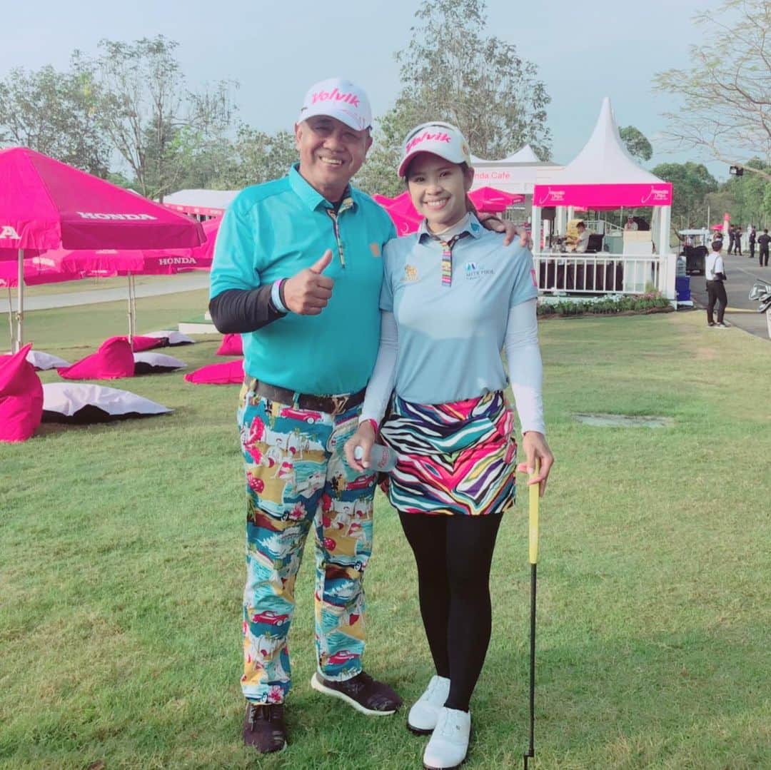 ポーナノン・ファトラムのインスタグラム：「My big supporter❤️❤️ Love to see all those fun pants😁  The @LoudmouthGolf_HQ Father's Day Sale is on now! - Get 20% off with code: Dad20 *exclusions apply www.LoudmouthGolf.com  The sale ends Wednesday,June 5.」