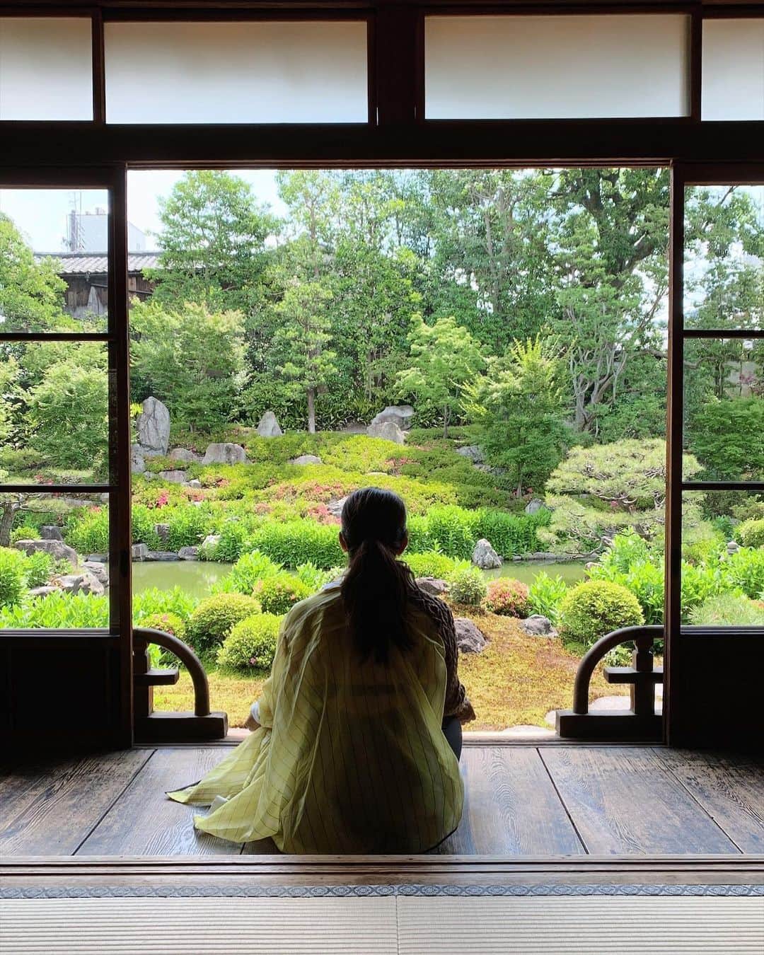 軍地彩弓さんのインスタグラム写真 - (軍地彩弓Instagram)「今日朝から 建仁寺両足院で座禅の会。 今回で3回目。伊藤東凌副住職のガイドが素晴らしく、自己が解けていく感覚。 季節もすばらしく、自然との一体感を楽しむことができました。  いい時間でした。  #kyoto #ryosokuin #座禅 #zazen #zen」6月1日 11時09分 - sayumi7