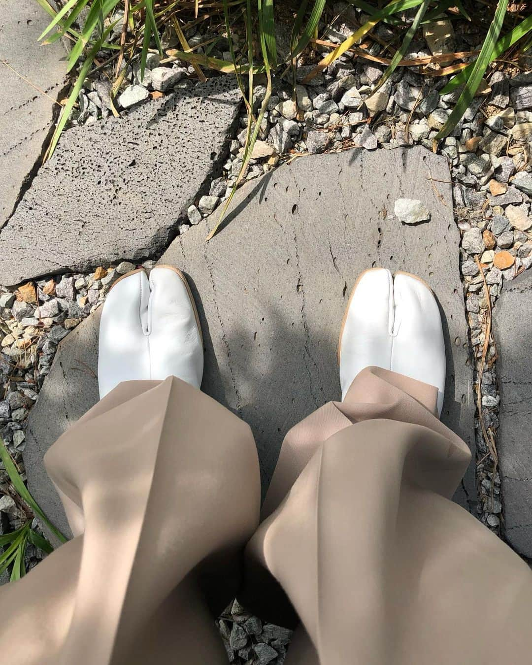 Junyoungさんのインスタグラム写真 - (JunyoungInstagram)「☕️ . . . #maisonmargiela #maisonmartinmargiela #martinmargiela #margiela #margielatabi #maisonmargielasneakers #tabi #tabiboots #tabishoes #ootd #outfit #menswear #lemaire #acnestudios #loewe #widepants #마르지엘라 #메종마르지엘라 #메종마틴마르지엘라 #마틴마르지엘라 #타비 #타비부츠 #연희동 #연희 #연희동카페 #킥스타그램」6月1日 11時19分 - yanggeng88