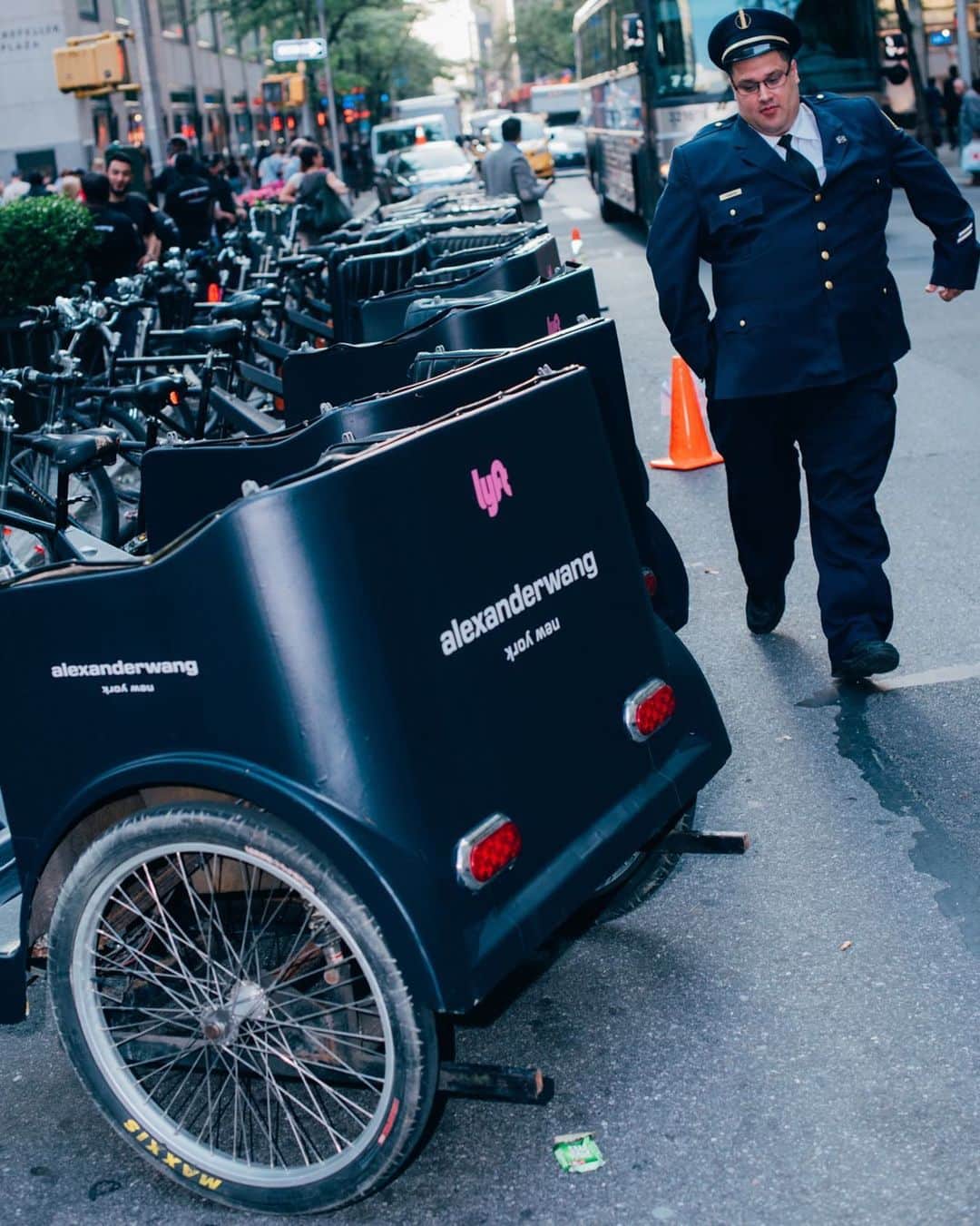 アレキサンダー・ワンのインスタグラム：「Why walk?  A snap of the @lyft pedicabs for the guests at our #Collection12020 runway show. #giftfromlyft  Photo by @timothysean.」