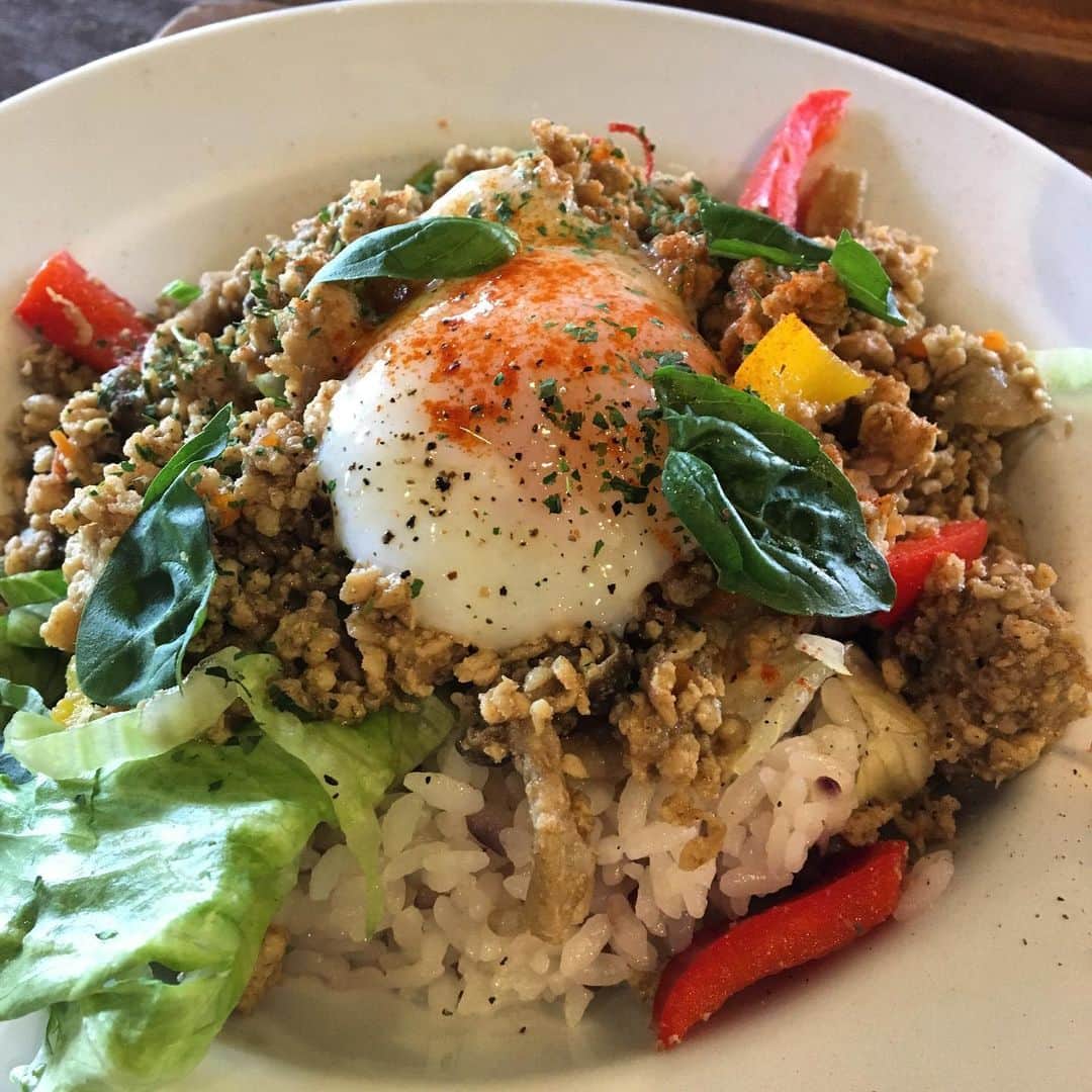 岡山グルメ de ランチのインスタグラム：「* 問屋町マイマイのガパオライス やっぱり大好き美味しいー😋💕 サラダとドリンク付きで950円！（だったはず…） 程よいスパイシーさが癖になるし 葉っぱそのままのバジルが アクセントになっていて、良き！！🍃✨ トロトロ玉子は一気に混ぜず、 少しずつ崩しながら食べるのが好き😁 * #岡山カフェ #岡山ランチ #岡山グルメ #問屋町 #問屋町カフェ #問屋町ランチ #カフェザマーケットマイマイ #ガパオライス #岡山大好き #あいらぶおかやま * ところで… アサイーボウルが無くなっていて めっちゃショックだったー😭 フルーツもりもり食べたい気分だったのに。 岡山・倉敷・総社あたりで アサイーボウル食べられるお店ないかな？？ #教えておじいさん #アサイーボウル食べたい」