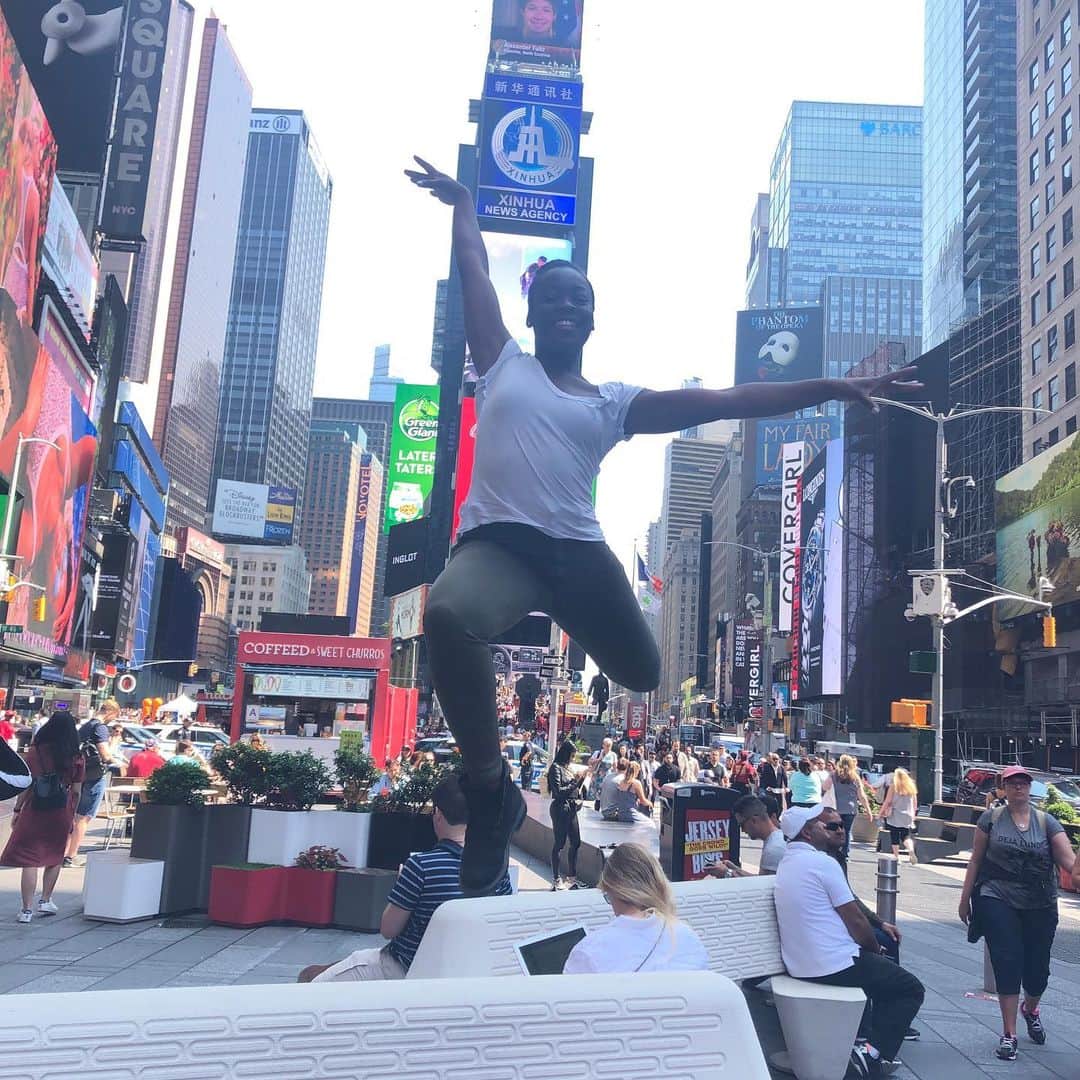 イレタ・シレテのインスタグラム：「First time in New York 🤩 • • 📸: @khdancer75  #shiplife #newyork #timesquare #crowded #adventureoftheseas #royalcaribbean #halfdayoff #jumpingaroundtheworld #showgirl #smile #happytime」