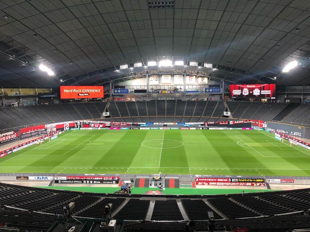 HBC北海道放送「HBCスポーツ」のインスタグラム：「. 今日もドームは 最高のコンディションです。 . 改めて放送の告知を…！ . . 「J1リーグ 第14節  札幌 vs 広島」 HBCテレビ📺午後2時から生中継 解説・吉原宏太&河合竜二🔴⚫️ 実況・渕上紘行 ピッチサイドリポーター・川合孝治 . . ハーフタイムもお見逃しなく！ (MIYAVIさん、めちゃくちゃかっこいいです…！！！) . . . #北海道コンサドーレ札幌  #consadole  #サンフレッチェ広島 #miyavi  #コンサドールズ」