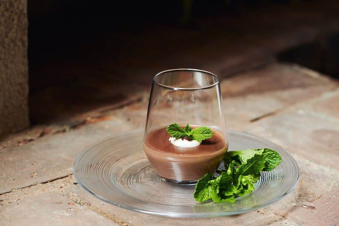 ORGANIC TABLE BY LAPAZさんのインスタグラム写真 - (ORGANIC TABLE BY LAPAZInstagram)「SEASONAL SWEETS "Choco Mint Mousse 🍫🌿" こんにちはLAPAZです😃☀️ 今日も気持ち良い天気で週末がスタートしました！  熊本のChandra en Chandinoさんより到着した フレッシュスペアミントを使用して、 チョコミントムースが出来ました！  本日14:00〜 限定スウィーツがスタートしますよ☝️ 香料ではない、フレッシュミントの自然な爽やかさをお楽しみください😊🌿 限定スウィーツなので、この機会をお見逃しなく😋  ORGANIC TABLE BY LAPAZ Friday &Saturday  OPEN TIME  11:00〜16:00 LUNCH (FOOD L.O 16:00)  16:00〜17:30 CAFE (CAFE L.O 17:00)  今日も素晴らしい一日をお過ごしくださいねっ！  HAVE A NICE DAY🌈  photo by @a28photo  #organictablebylapaz  #naturalherbs  #chandraenchandino  #kumamotovegetable  #SEASONALSWEETS #seasonalfood #chocomint  #vegansweets #freshmint  #plantbasefood #plantburger  #whyvegan #veganjunkfood #tokyovegan #vegantokyo #SEASONALVEGETABLES  #veganfastfood #veganjunkfood #organic #tokyo #kumamoto #japan」6月1日 11時33分 - organic_table_by_lapaz