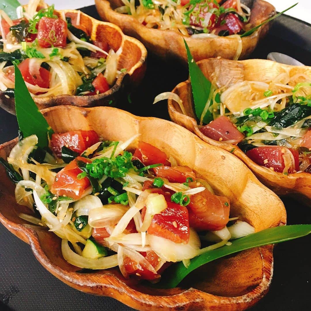 のインスタグラム：「Island catch Ahi Poke🐟 #ahipoke  ハワイ近海のマグロを使った#アヒポキ 生のマグロは日本では中々お目にかかれないので、ハワイならではですね。  #ポキ #poke #hawaiianrestaurant #hawaiianfood #hawaiigourmet #ハワイグルメ #ハワイアンレストラン #ハワイアンフード #aloha #waikikidinner #waikikilunch #allhawaiijp」