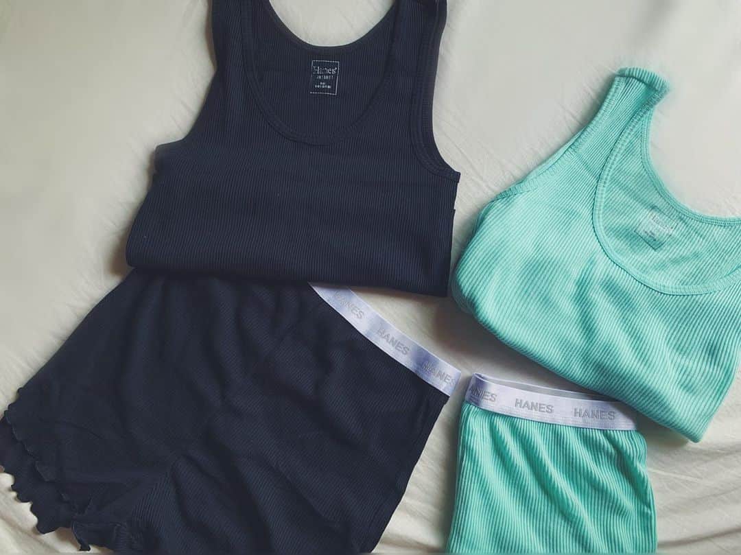 わちみなみのインスタグラム：「ルームウェアを新調🌿﻿ @hanes_japan ﻿ ﻿ リブニットなの！着心地がよすぎる✨﻿ 裾のフリルとスリットがすっごく可愛い♡﻿ ﻿ 白もあるから、夏は家でこれしか着なさそう☺️笑﻿ 新しいものに囲まれると気分転換になるね✨﻿ ルンルンです✨✨﻿ ﻿ ﻿ 今夜は初めて等々力陸上競技場に行く🔥﻿ 川崎戦、勝ってー🙏✨✨！﻿ スアジタム前に神社でも行こうか⛩」