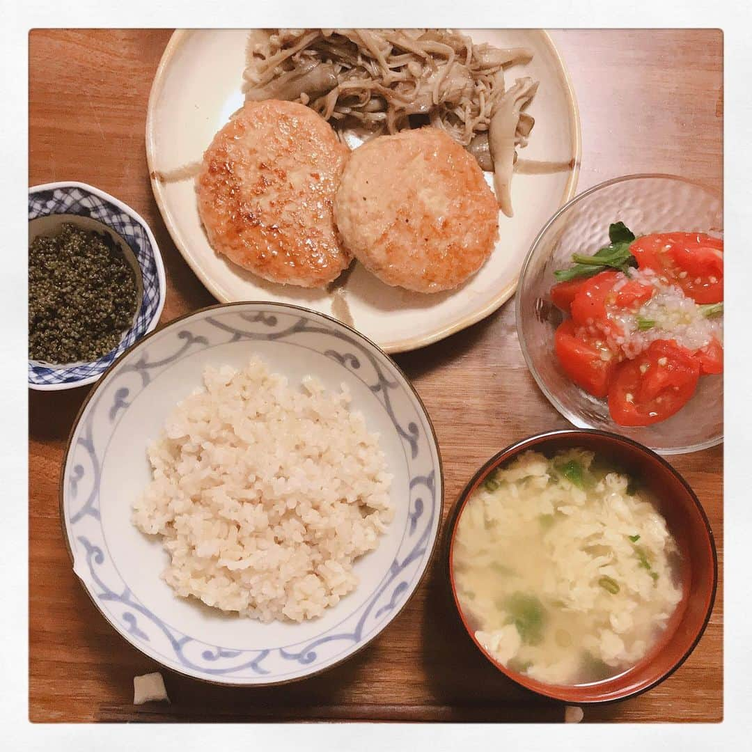 矢口真里さんのインスタグラム写真 - (矢口真里Instagram)「久しぶりに夕飯あげますwww 昨日のも簡単ですがw ・ ・ ☆豆腐と鶏むね肉とキャベツのハンバーグ （デリッシュキッチンを参考に） ☆キノコのバターソテー ☆玉子スープ ☆玄米 ☆トマトのマリネ（買ってきたやつ） ☆とんぶり ・ ・ とんぶりはお醤油かけて玄米に乗せて食べたら美味しかったです😁✨ 他のアレンジも調べて残りのとんぶりも楽しみたいと思います♡」6月1日 11時42分 - mariyaguchi_official