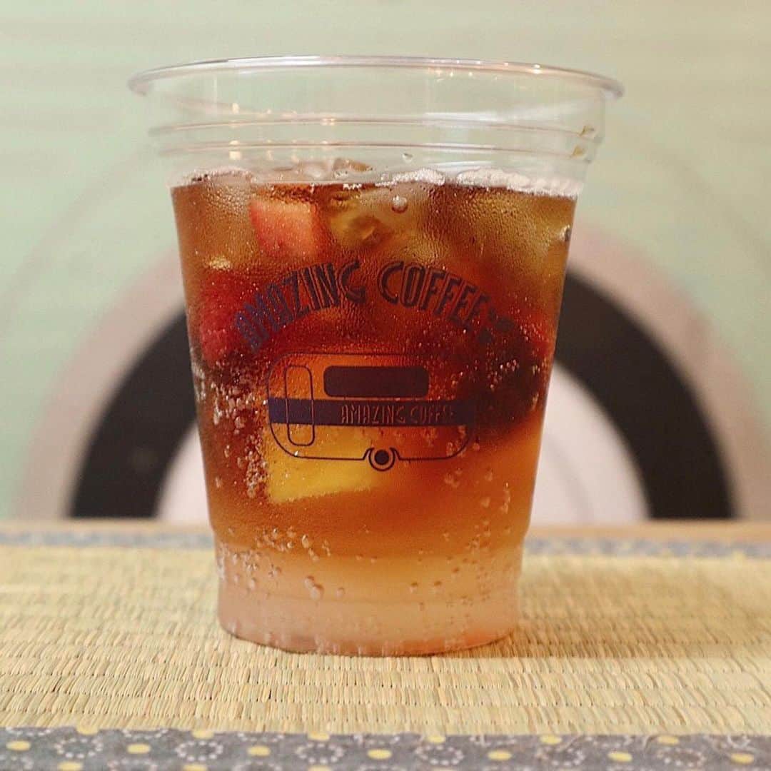 のインスタグラム：「. @amazing_coffee_official ・・・ 🎧PKCZ®×AMAZING COFFEE⚔️ . PKCZ® 6/5(水)のデジタルシングル 『CUT IT UP feat. CL & AFROJACK』世界配信記念  PKCZ®#カリラ フェス . AMAZING COFFEEとのコラボドリンクが登場🎵 . その名も... 『CUT FRUITS UP』✨🥤 . CUT IT UPのジャケット「斬」をイメージしてCUTフルーツをゴロゴロ入れたフルーツ炭酸コーヒー🎶 限定ドリンクと一緒に盛り上がっていきましょう⤴︎⤴︎ . 【商品名】 CUT FRUITS UP *ICEのショートサイズのみ 【販売価格】 ¥600（税込） 【販売期間】 6/4(火)〜6/16(日) 【取扱店舗】 ・TOKYO NAKAMEGURO ・OSAKA SOUTH SIDE . また、SNS企画も開催いたします🤳 CUT FRUITS UPを購入して頂き、ドリンクの写真にハッシュタグ 『#PKCZ』・『#カリラ』・『#AMeCO』3つ付けてInstagramまたはTwitterに投稿して頂いたお客様に、Dream Ayaさんが描き下ろした豆Pステッカーをプレゼント✨🎁 . ※ステッカーは各店舗、無くなり次第終了とさせて頂きます。 . 詳しくはプロフィールページのofficial websiteから💁‍♂⤵︎⤵︎ @amazing_coffee_official . #PKCZ #カリラ #CUTITUP #CL #AFROJACK  #EXILEMAKIDAI  #VERBAL  #DJDARUMA #AMeCO #coffee #AMAZINGCOFFEE #LDHkitchen @pkcz_official @chaelincl @afrojack @aya_dream04」