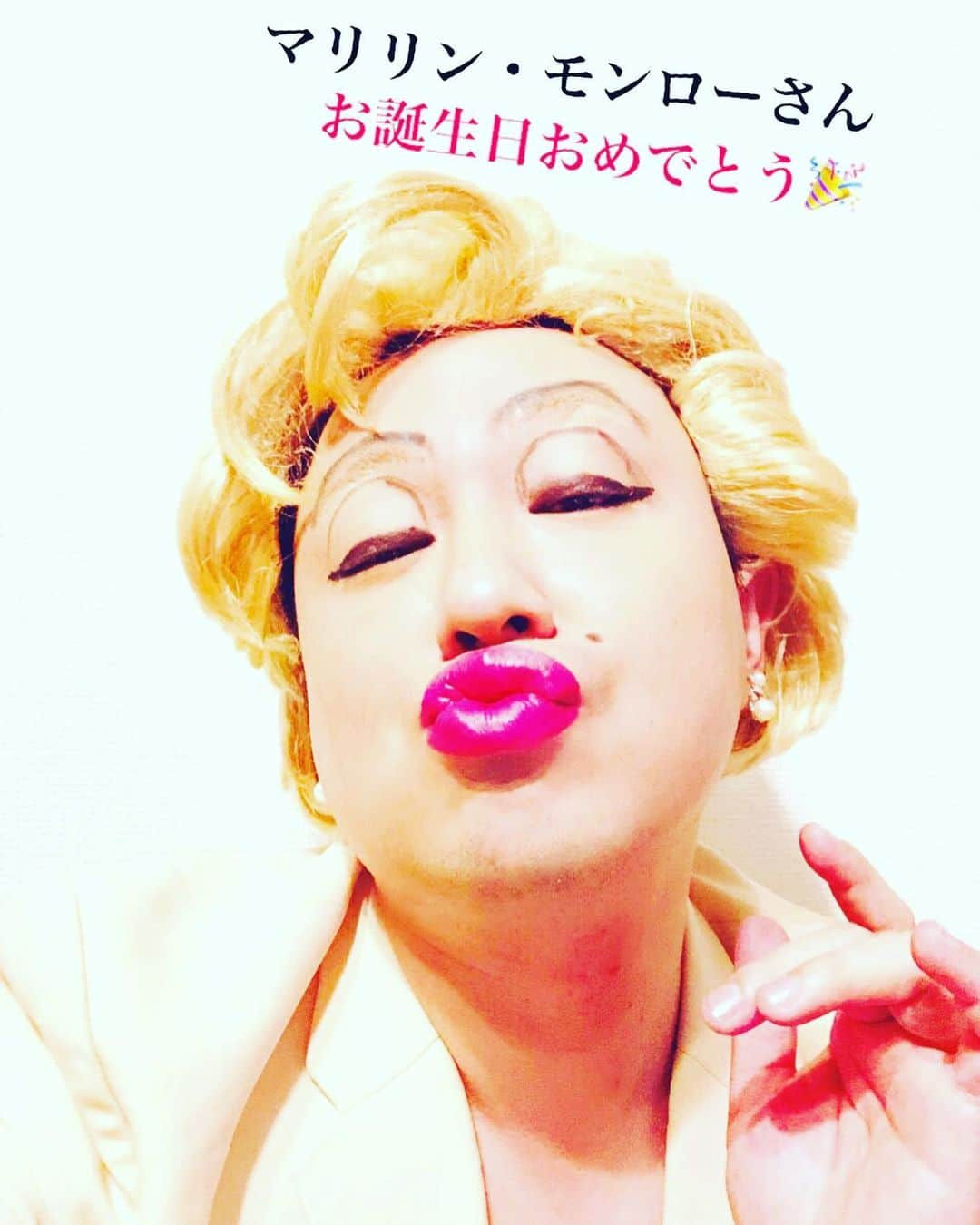 イチキップリンさんのインスタグラム写真 - (イチキップリンInstagram)「‪6月1日‬ ‪お誕生日モノマネ‬ ‪【マリリン・モンローさん】‬ ‪お誕生日おめでとうございます🎊‬ ‪#6月1日‬ ‪#お誕生日‬ ‪#お誕生日おめでとう‬ ‪#毎日‬ ‪#お誕生日モノマネ‬ ‪#今日は48点‬ ‪#448日目‬ ‪#マリリン・モンロー‬ ‪#マリリンモンロー‬ ‪#女優‬ ‪#モデル‬ ‪#トップスター‬ ‪#セックスシンボル‬ ‪#セクシー‬ ‪#バインバインボイン‬」6月1日 11時54分 - ichikippurin