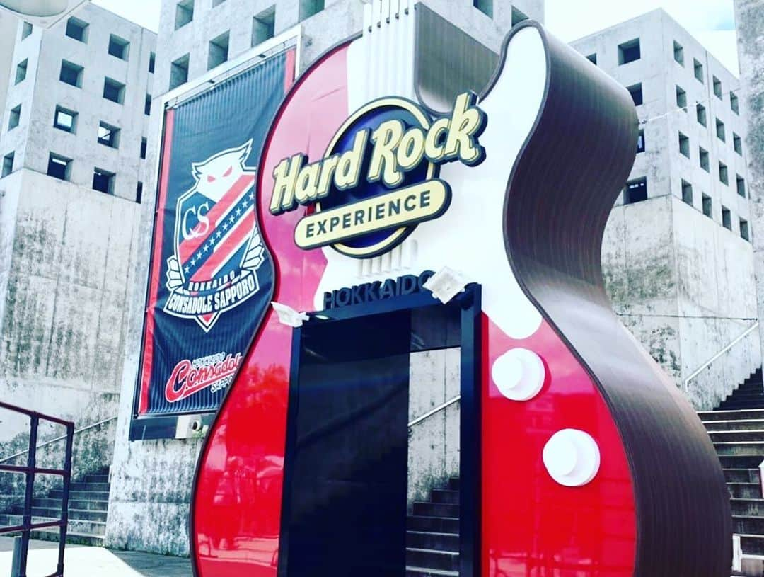 コンサドーレ札幌さんのインスタグラム写真 - (コンサドーレ札幌Instagram)「本日14時からの広島戦は『HardRock Experience Thanks Match』🎸🎸🎸 . ハーフタイムにはギタリストMIYAVIさん とコンサドールズのパフォーマンスを実施✨MIYAVIさんかっこよすぎ必見です…😍 . #hardrock @hardrockjapan  #MIYAVI @miyavi_ishihara . . 札幌ドーム入口ではギターのゲートが皆さまをお出迎えします🙌 . この後14時キックオフ⚽ 是非ご来場ください！ . /////////////////// . 🏆明治安田J1第14節 🆚サンフレッチェ広島 📅6/1(SAT) ⌚14:00 🏟札幌ドーム . #consadole #コンサドーレ #Jリーグ　#JLEAGUE #football #soccer #supporter #サポーター #soccerphotography #soccertime #北海道　#HOKKAIDO #札幌　#SAPPORO #music #guiter」6月1日 11時51分 - hokkaido_consadole_sapporo