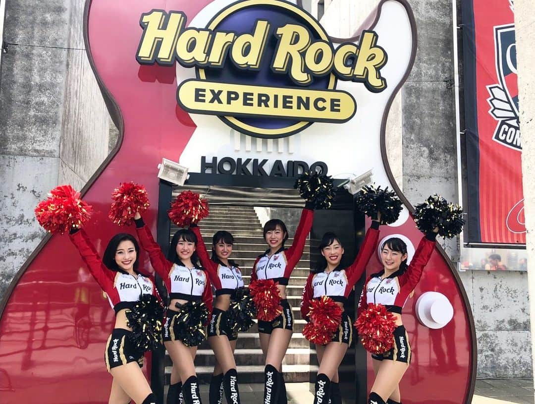 コンサドーレ札幌さんのインスタグラム写真 - (コンサドーレ札幌Instagram)「本日14時からの広島戦は『HardRock Experience Thanks Match』🎸🎸🎸 . ハーフタイムにはギタリストMIYAVIさん とコンサドールズのパフォーマンスを実施✨MIYAVIさんかっこよすぎ必見です…😍 . #hardrock @hardrockjapan  #MIYAVI @miyavi_ishihara . . 札幌ドーム入口ではギターのゲートが皆さまをお出迎えします🙌 . この後14時キックオフ⚽ 是非ご来場ください！ . /////////////////// . 🏆明治安田J1第14節 🆚サンフレッチェ広島 📅6/1(SAT) ⌚14:00 🏟札幌ドーム . #consadole #コンサドーレ #Jリーグ　#JLEAGUE #football #soccer #supporter #サポーター #soccerphotography #soccertime #北海道　#HOKKAIDO #札幌　#SAPPORO #music #guiter」6月1日 11時51分 - hokkaido_consadole_sapporo