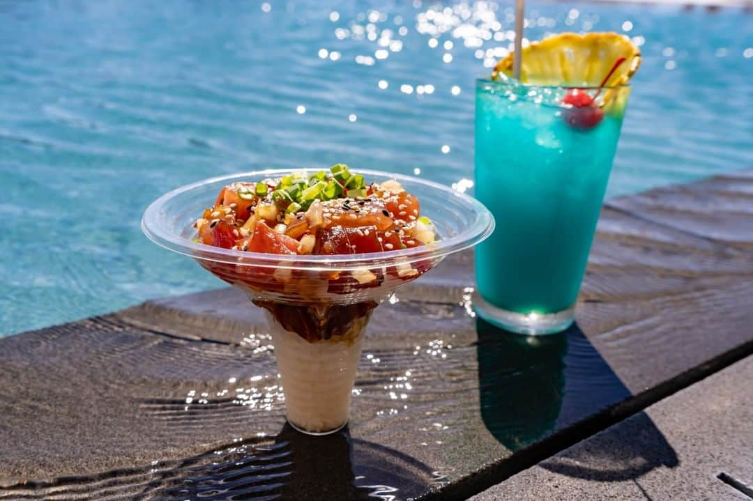 Prince Waikikiさんのインスタグラム写真 - (Prince WaikikiInstagram)「Poke cones being served at @hinanabar tonight for #SunSetsLIVE featuring Hoku Zuttermeister! #HinanaBar #AlohaFriday」6月1日 11時58分 - princewaikiki