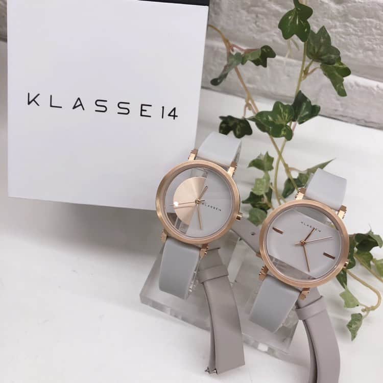 のインスタグラム：「「KLASSE14」各¥27,000+tax “不完全な美”がコンセプトの人気シリーズ、チックタック系列店限定カラーが再入荷しました。シックなグレージュが大人な雰囲気で素敵です。シリコンとレザー、自分で付け替えできる2種類のベルト付き。さらっとした肌ざわりのシリコンなら暑い季節も快適に過ごせますよ☺︎ #klasse14 #クラス14 #クラスフォーティーン#インパーフェクト #imperfect #シンプルスタイル #モノトーンコーデ #黒白コーデ  #手元 #手元美人 #手元くら部  #手元倶楽部  #手元のおしゃれ #手元コーデ  #おしゃれな人は手元がすてき #誕生日プレゼント時計 #記念日プレゼント時計  #watch #クリスマスプレゼント時計 #結婚記念日プレゼント #時計クリスマスプレゼント #バレンタインプレゼント時計 #ホワイトデープレゼント #腕時計コーデ #チックタックミント神戸店  #トルク有楽町ルミネ店」