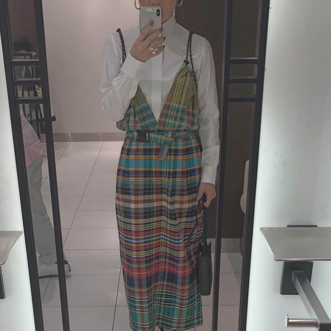 chikako0824のインスタグラム：「今、一番好きなスカート。 肩ひもをホルターネックのように結んだりもできる😊ピアスはシルバーとゴールドのアシメ色？。 #driesvannoten  #feragamo  #jilsander  #ドリスヴァンノッテン  #フェラガモ  #ジルサンダー  #白シャツコーデ  #コーディネート」