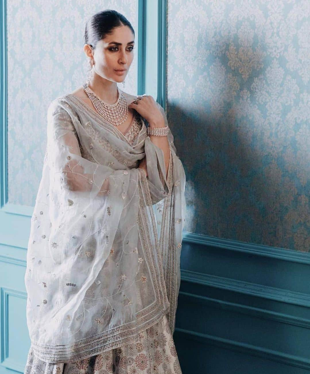 Indianstreetfashionさんのインスタグラム写真 - (IndianstreetfashionInstagram)「The one and only - KAREENA KAPOOR KHAN 🌸 #indianstreetfashion  #kareenakapoor  #lehenga  #bollywoodstylefile  #bridestyle  #traditionalwear」6月1日 12時04分 - indianstreetfashion