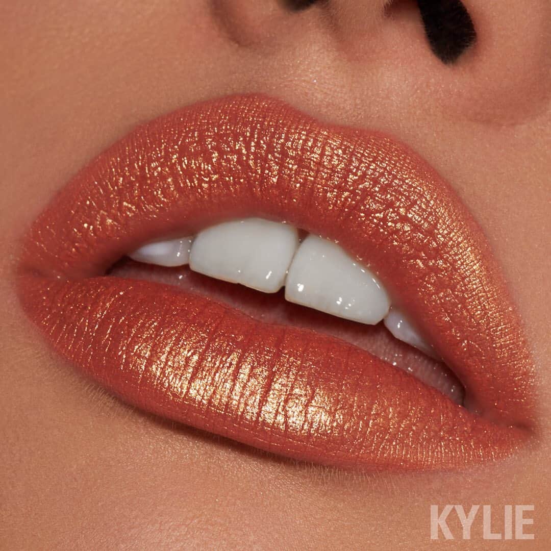 Kylie Cosmeticsさんのインスタグラム写真 - (Kylie CosmeticsInstagram)「MIDNIGHT KISS metal lip kit 😍🧡」6月1日 12時04分 - kyliecosmetics