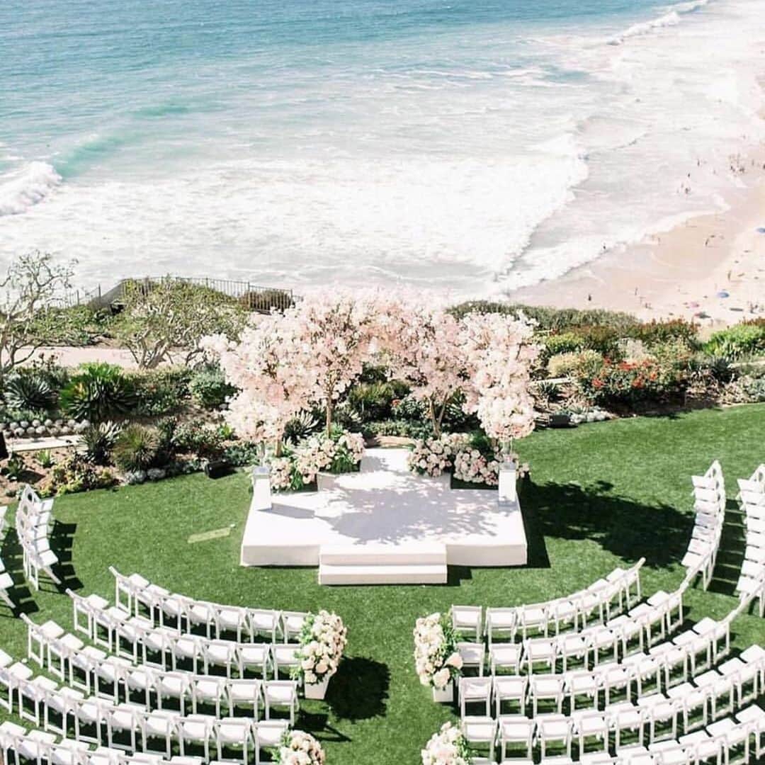 Indianstreetfashionさんのインスタグラム写真 - (IndianstreetfashionInstagram)「This sea side wedding is what dreams are made of .. 🌸 #indianstreetfashion  #beachsidewedding  #weddinginspo  #weddingdecor  #weddingsetup #weddingphotography 📷: @the_grovers」6月1日 12時08分 - indianstreetfashion